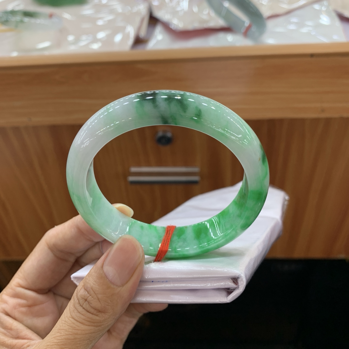 050629HT，飘绿正圈翡翠手镯，56.2-14.1-8.4