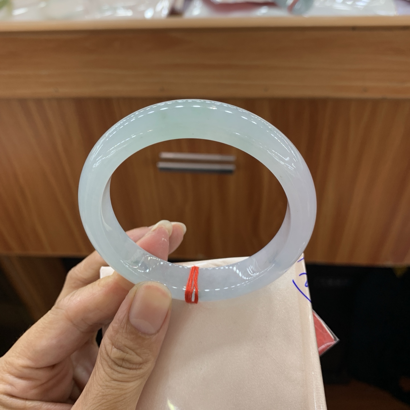 050625MMJ，冰绿底正圈翡翠手镯，55.2-12.4-8