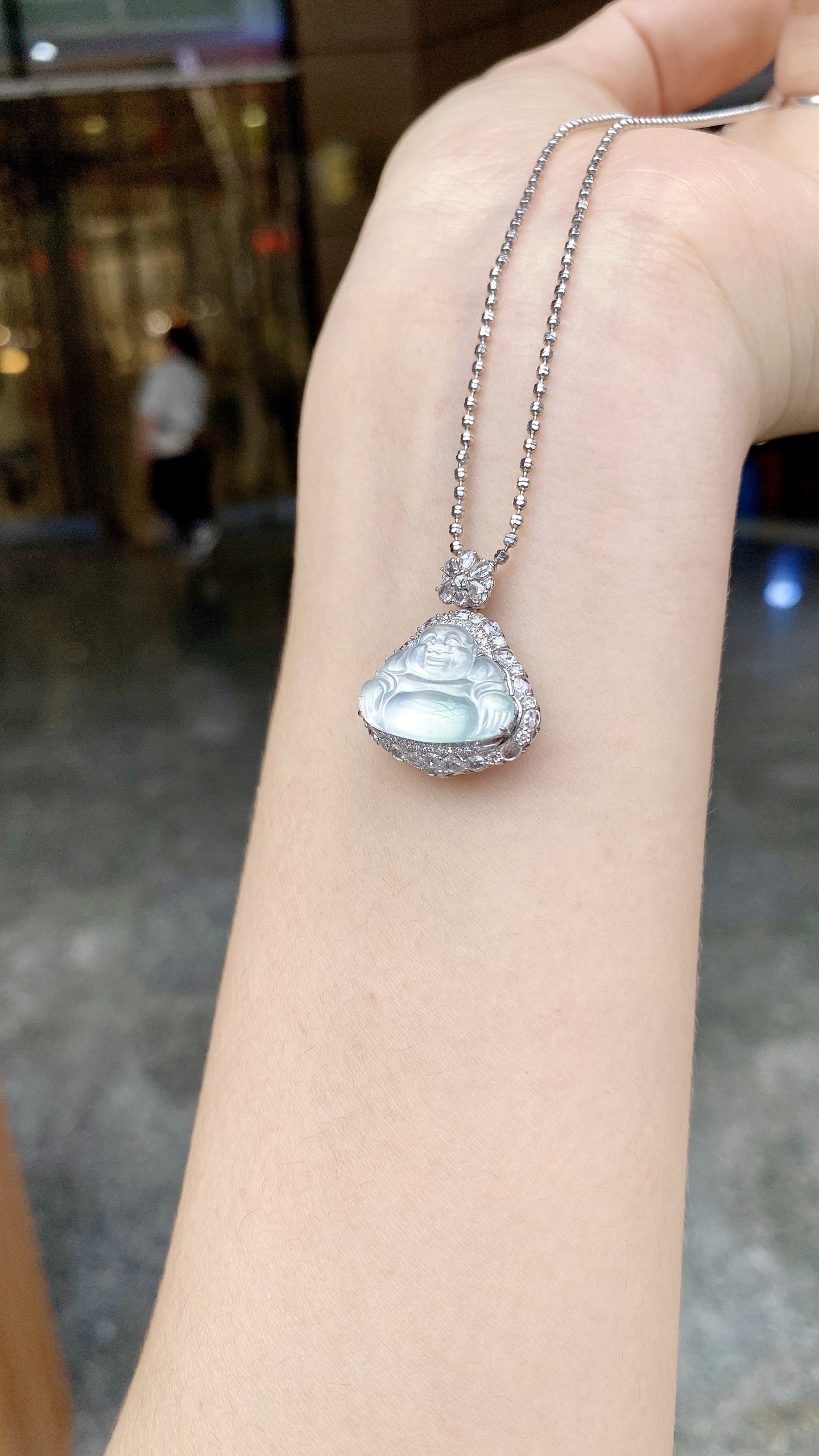 自然光 · 茅台白玻璃冰飘绿花佛公，18K · 整：22.4/19.2/8.8mm，裸：11.5/1