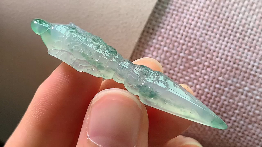 ️天然翡翠，飘花降魔杵，尺寸53-10.3-4.2 r58