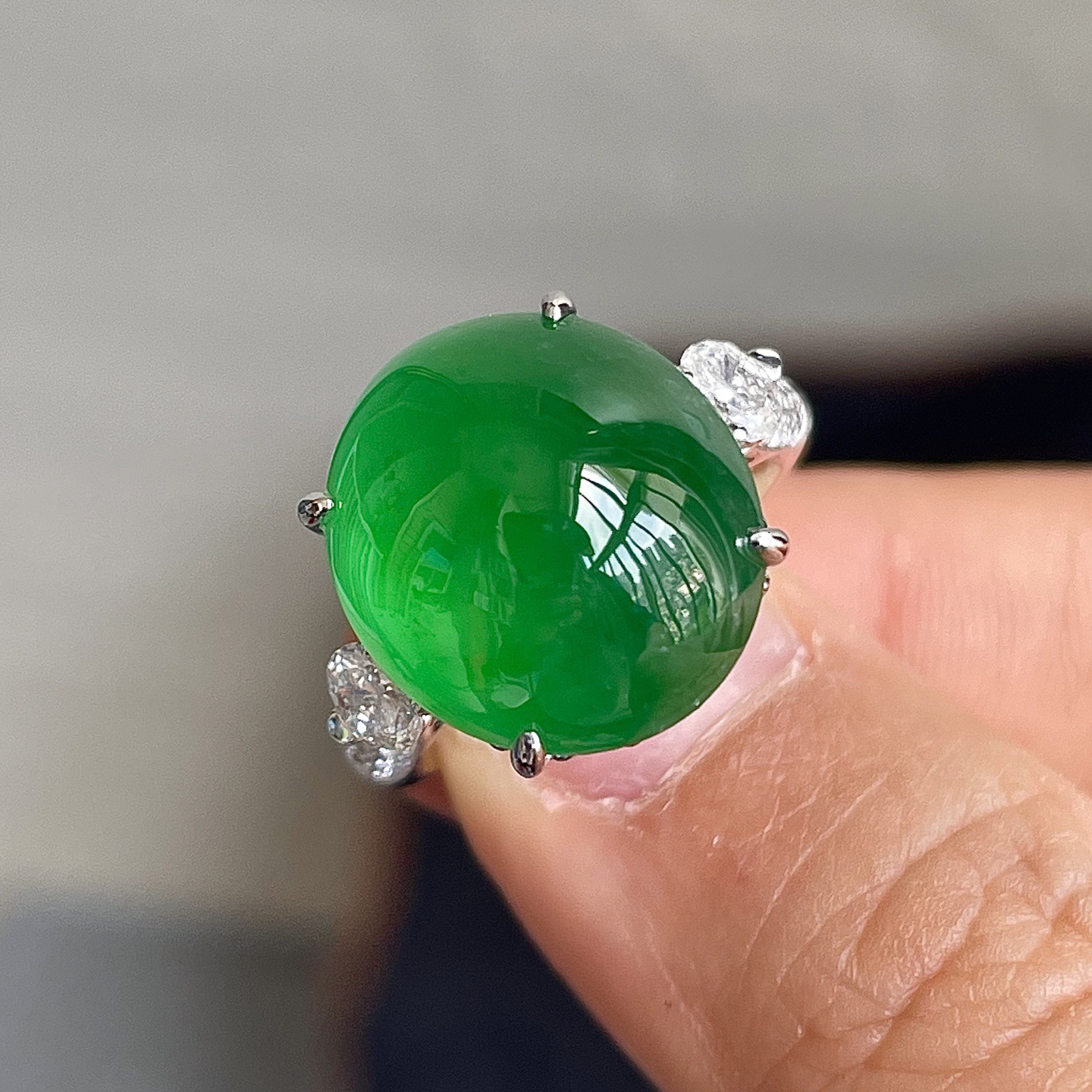 缅料高冰阳绿戒指，裸镶戒指，18k金镶嵌，色辣，饱满水润，无裂，裸石尺寸15/13.5/8.5