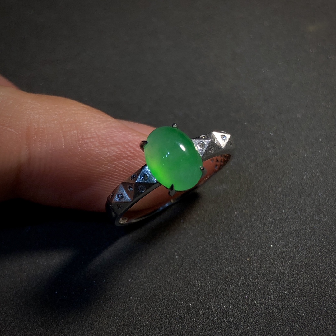 ️ 淡绿戒指，裸石8.3-6.2-4mm，14#，18K金，南非钻