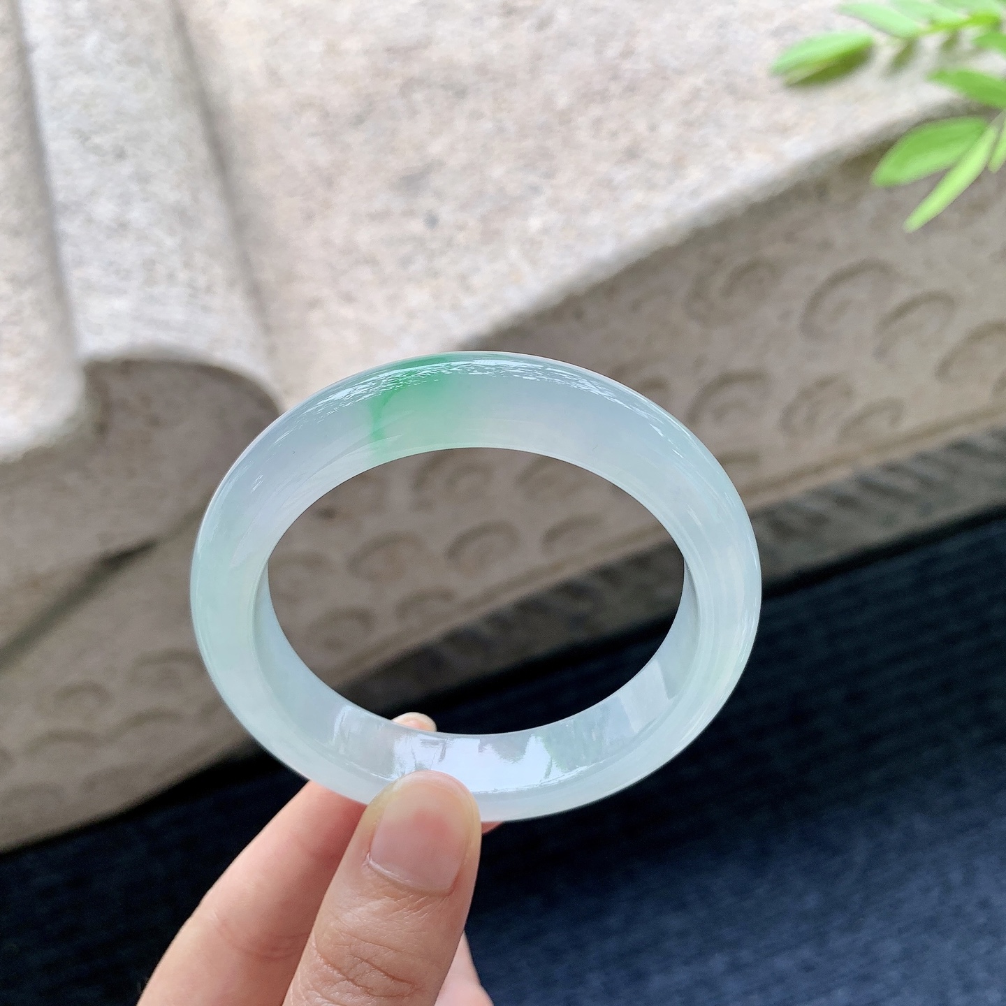 正圈 圈口54.5/12/8.7 编码GJ061928 描述冰糯飘绿，水润，种老，细腻，无裂