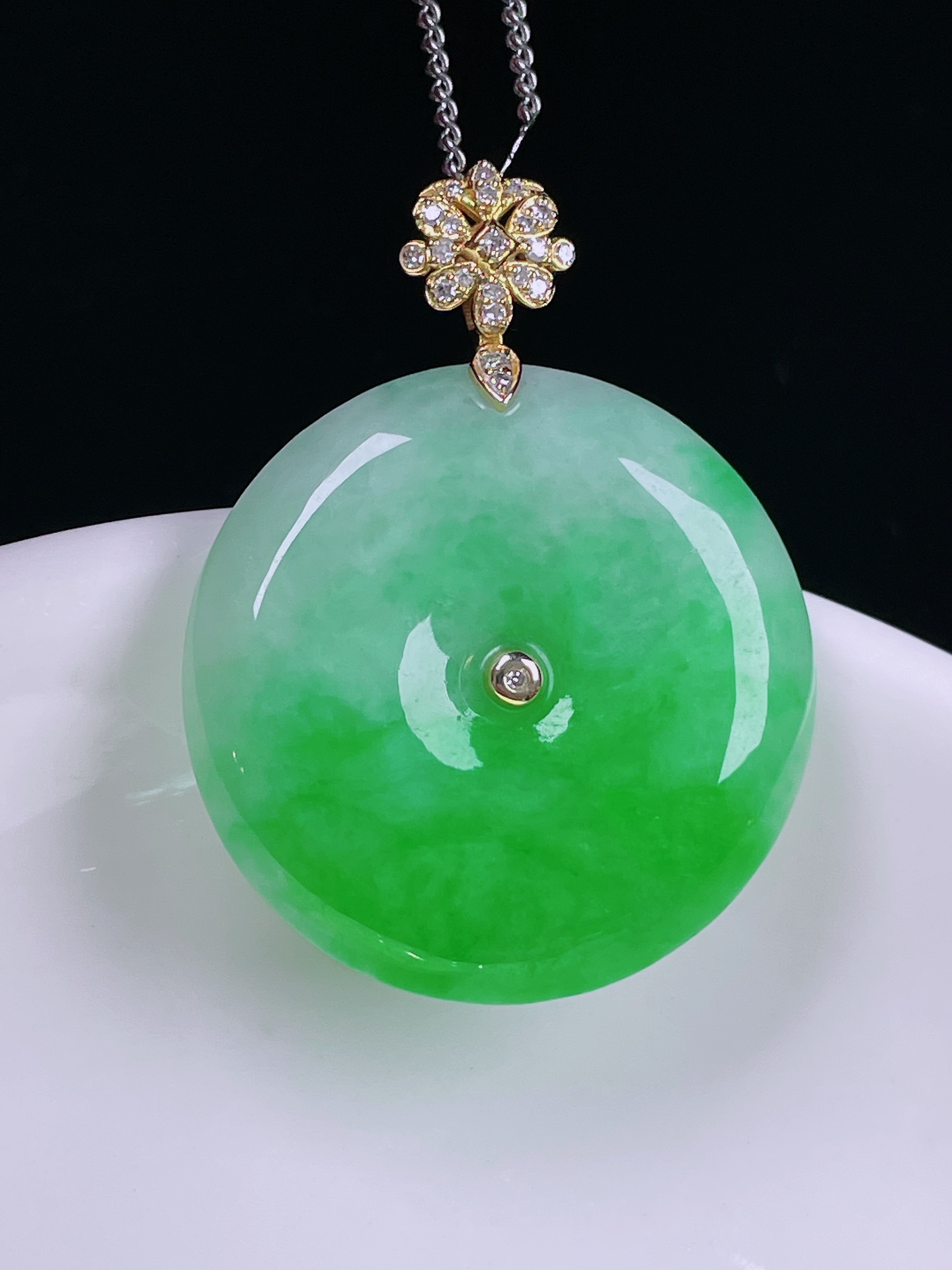 ️阳绿平安扣，老种起光，细底通透，尺寸：35/27.3/5.7mm，0508