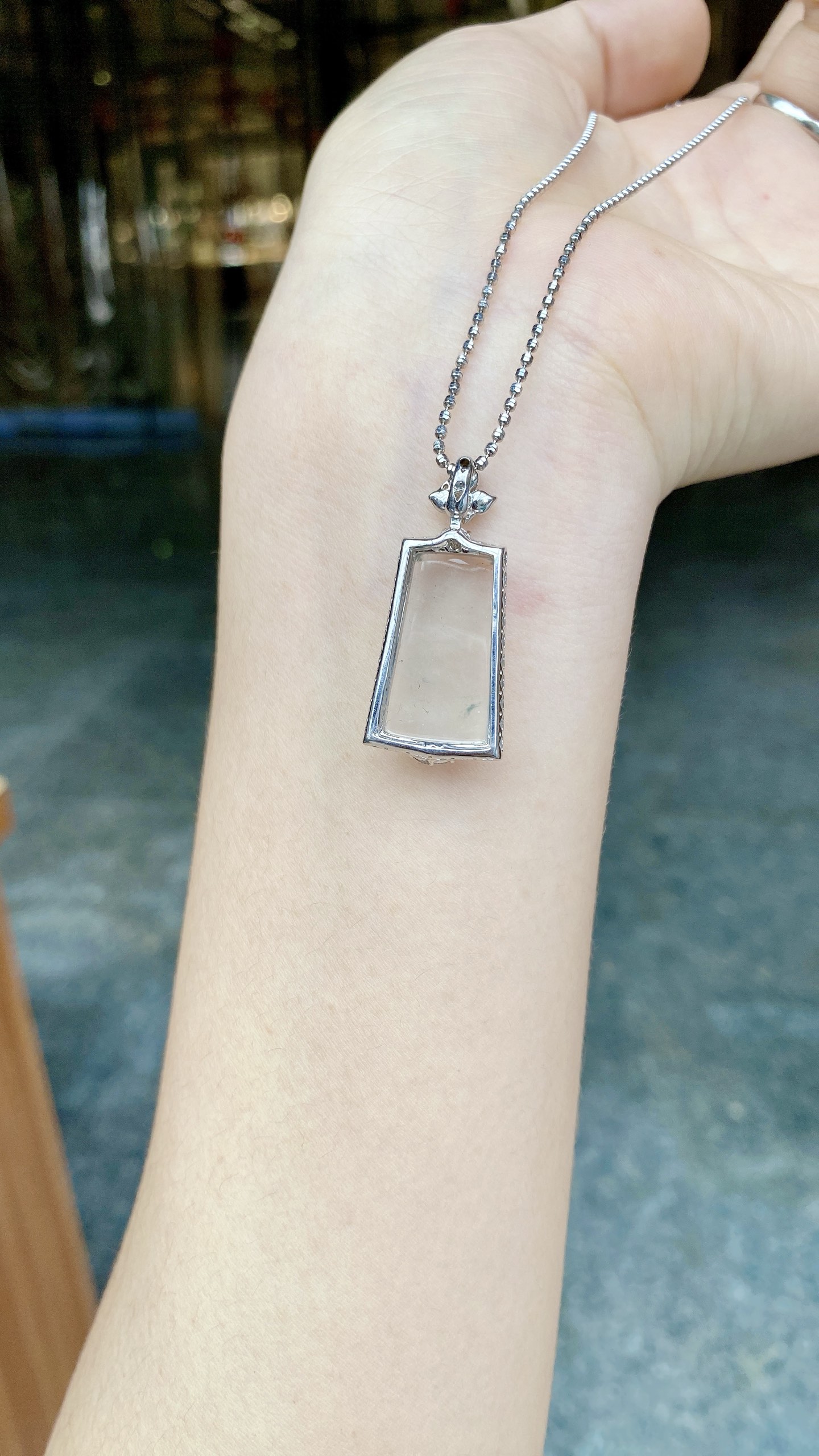 自然光，玻璃冰无事牌吊坠，18K，整：34*15.5*6.6mm，裸：21.3*12.1*2.2mm