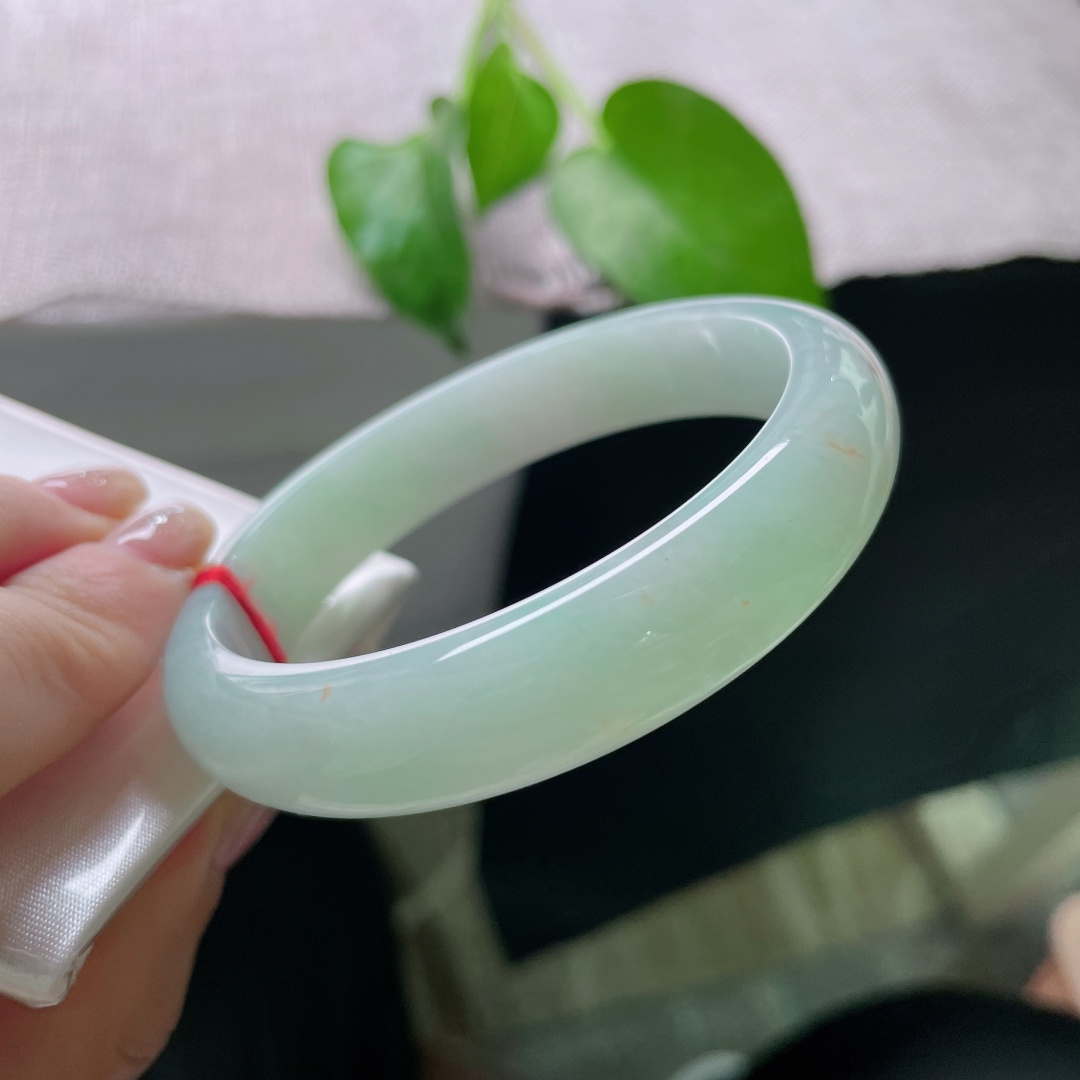 56.8/12.6/7.5，浅绿底正圈，小清新，灵动活泼，显白又减龄，洒金，无裂，ss52245a