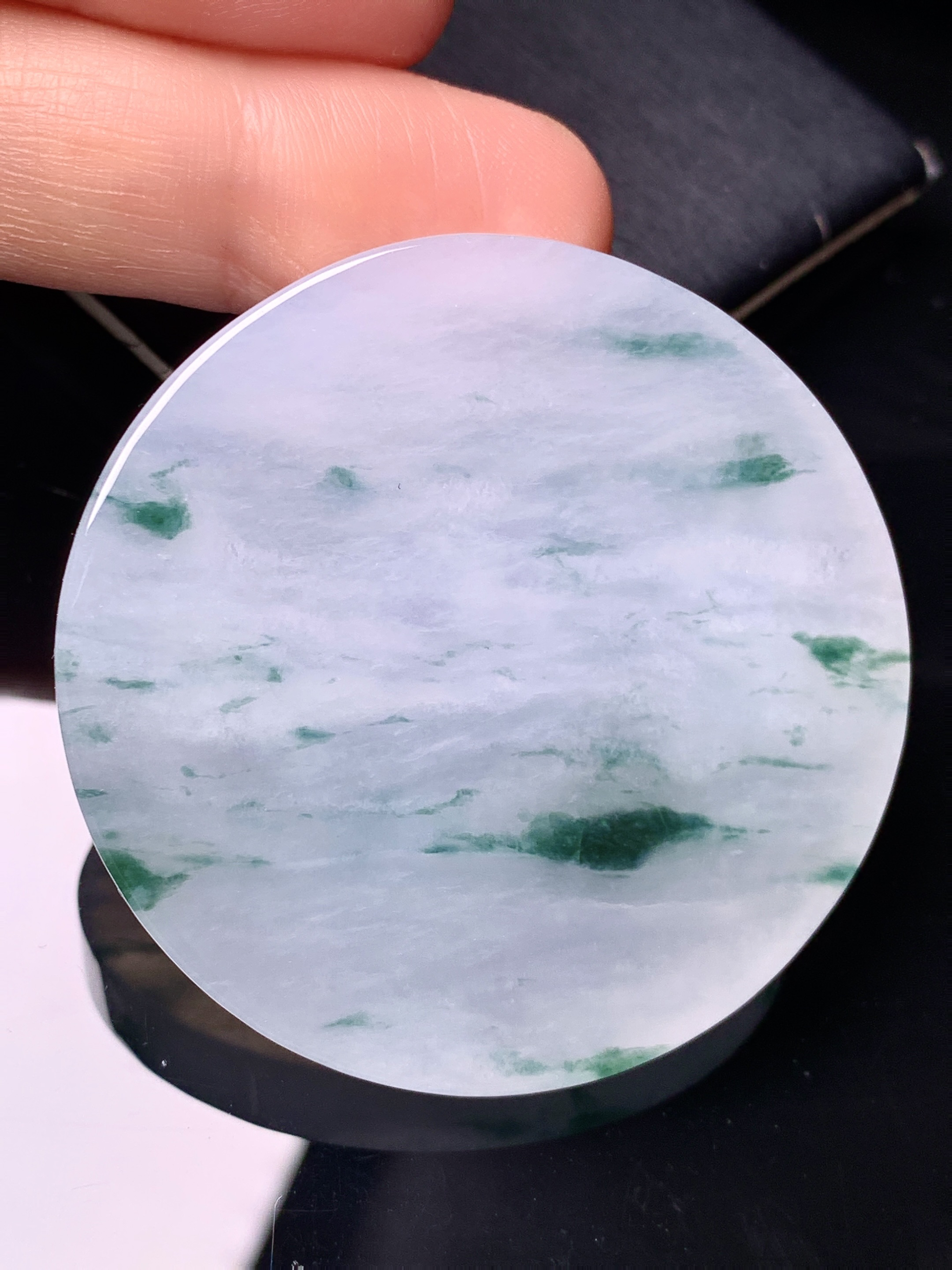 飘绿圆牌吊坠 玉质细腻 色泽艳丽清新 水润亮眼 整体尺寸50*7 L1