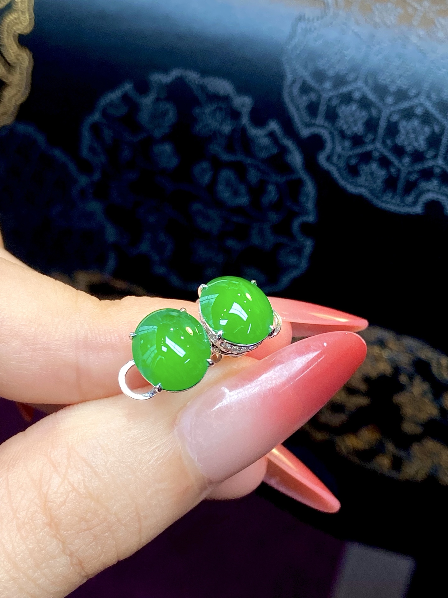️高冰种阳绿耳钉，毕业级别，简镶在翡翠界的地位不可撼动，简单耐看，今天是人见人爱的一对，裸石 9.4/8.2/4.2mm，无裂