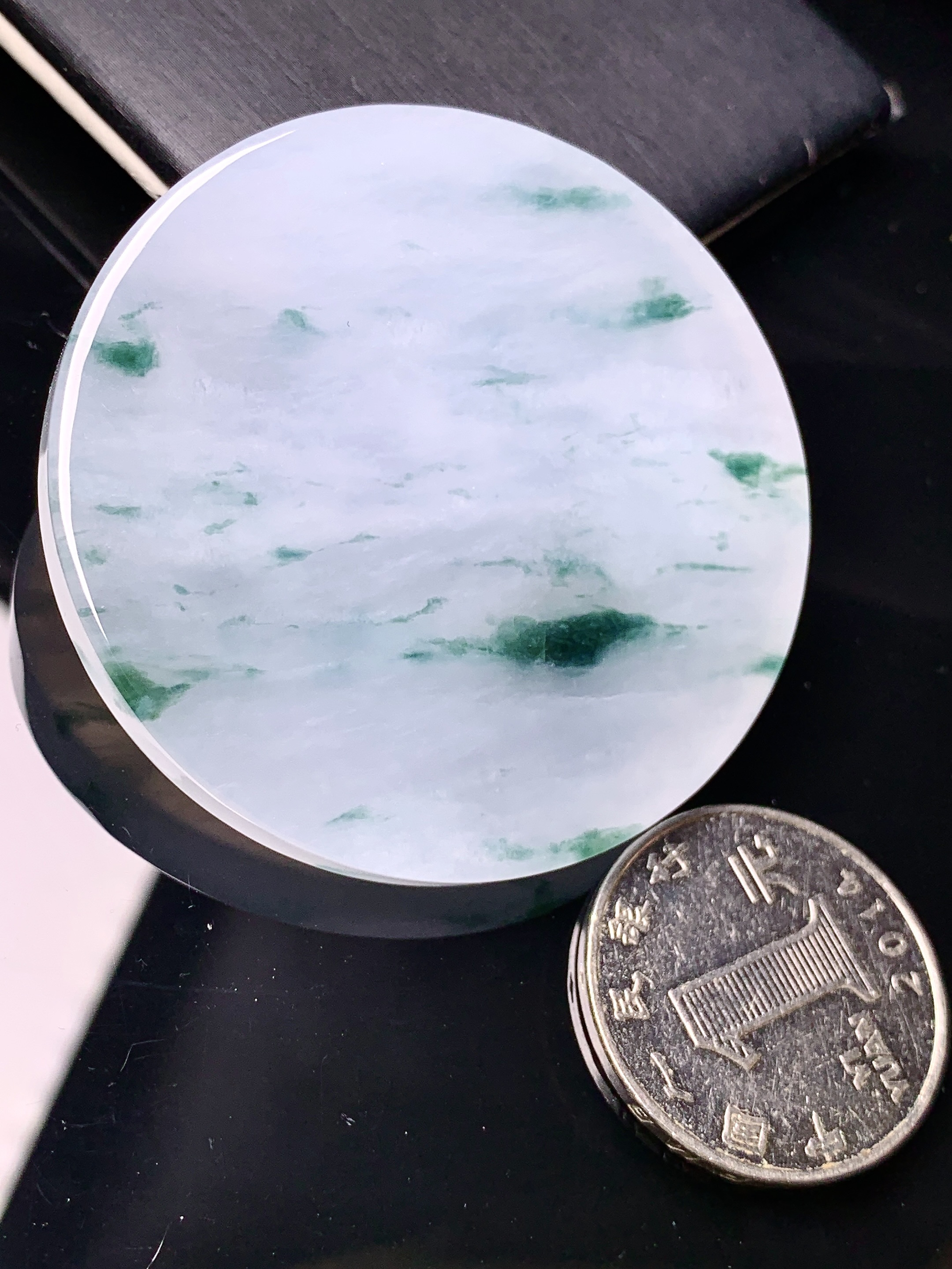 飘绿圆牌吊坠 玉质细腻 色泽艳丽清新 水润亮眼 整体尺寸50*7 L1