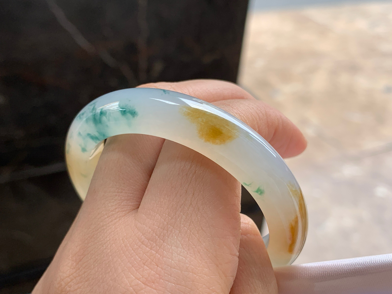50.5-12.2-7.2

蓝花手镯^_^玉质温润