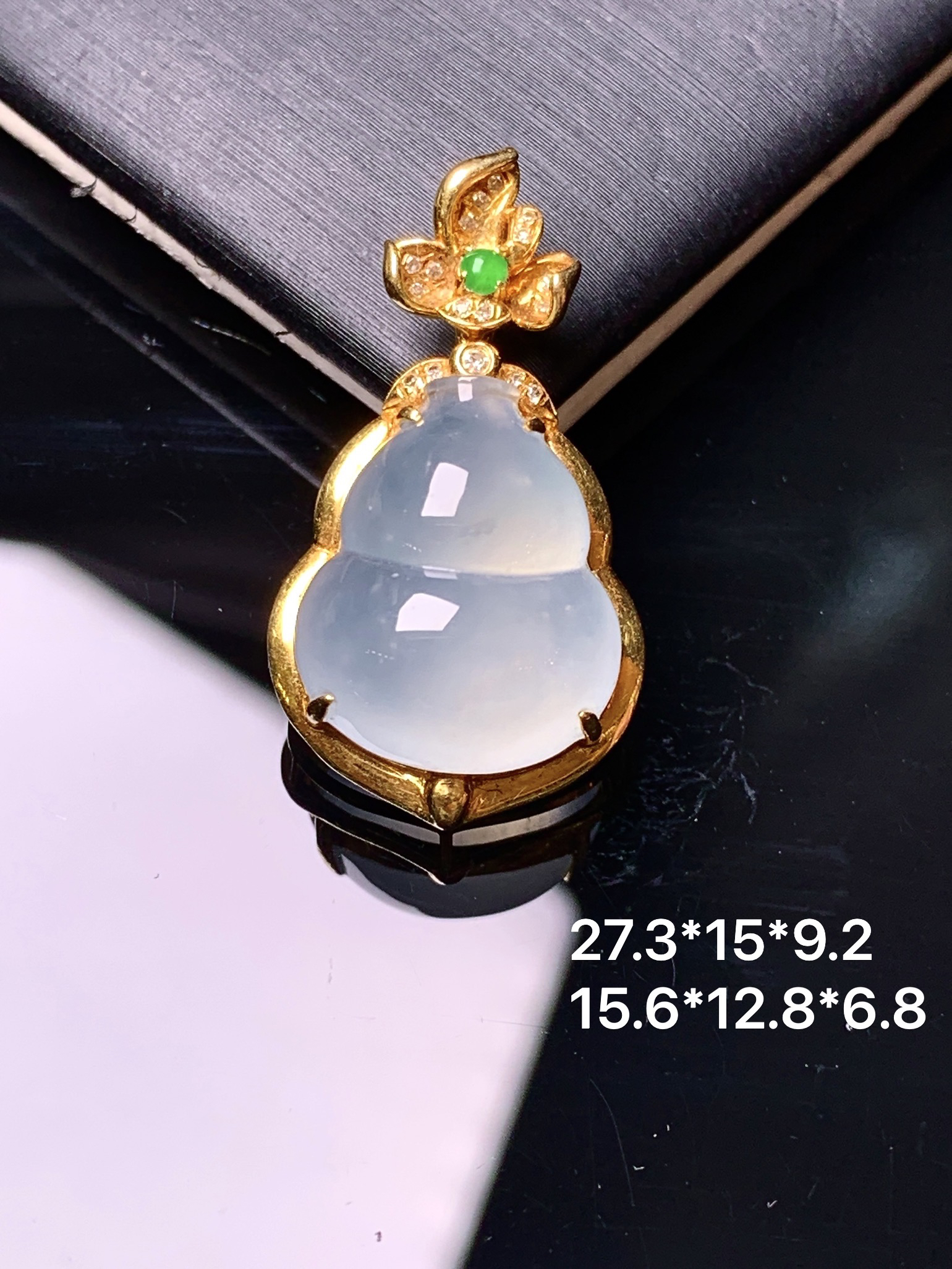18k金钻镶嵌冰种葫芦吊坠 玉质细腻 色泽艳丽清新 水润亮眼 整体尺寸27.3*15*9.2 f4