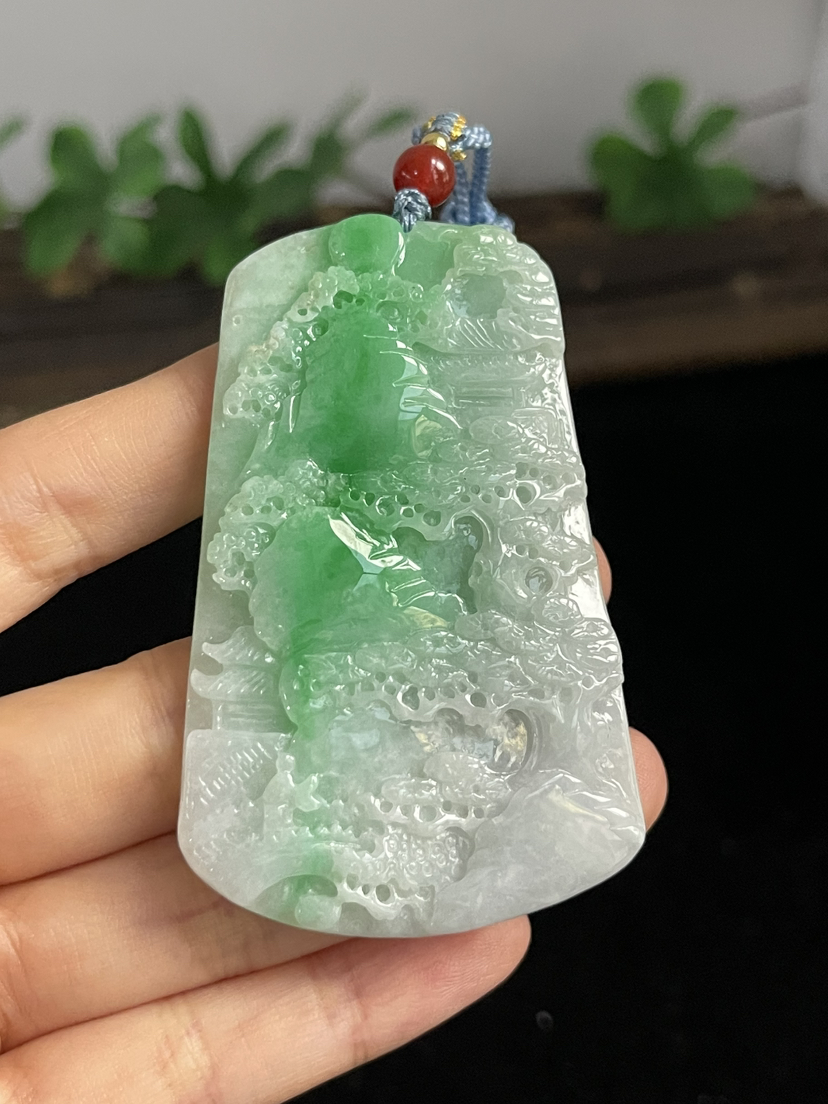 翡翠糯化种飘绿山水牌，配珠未测