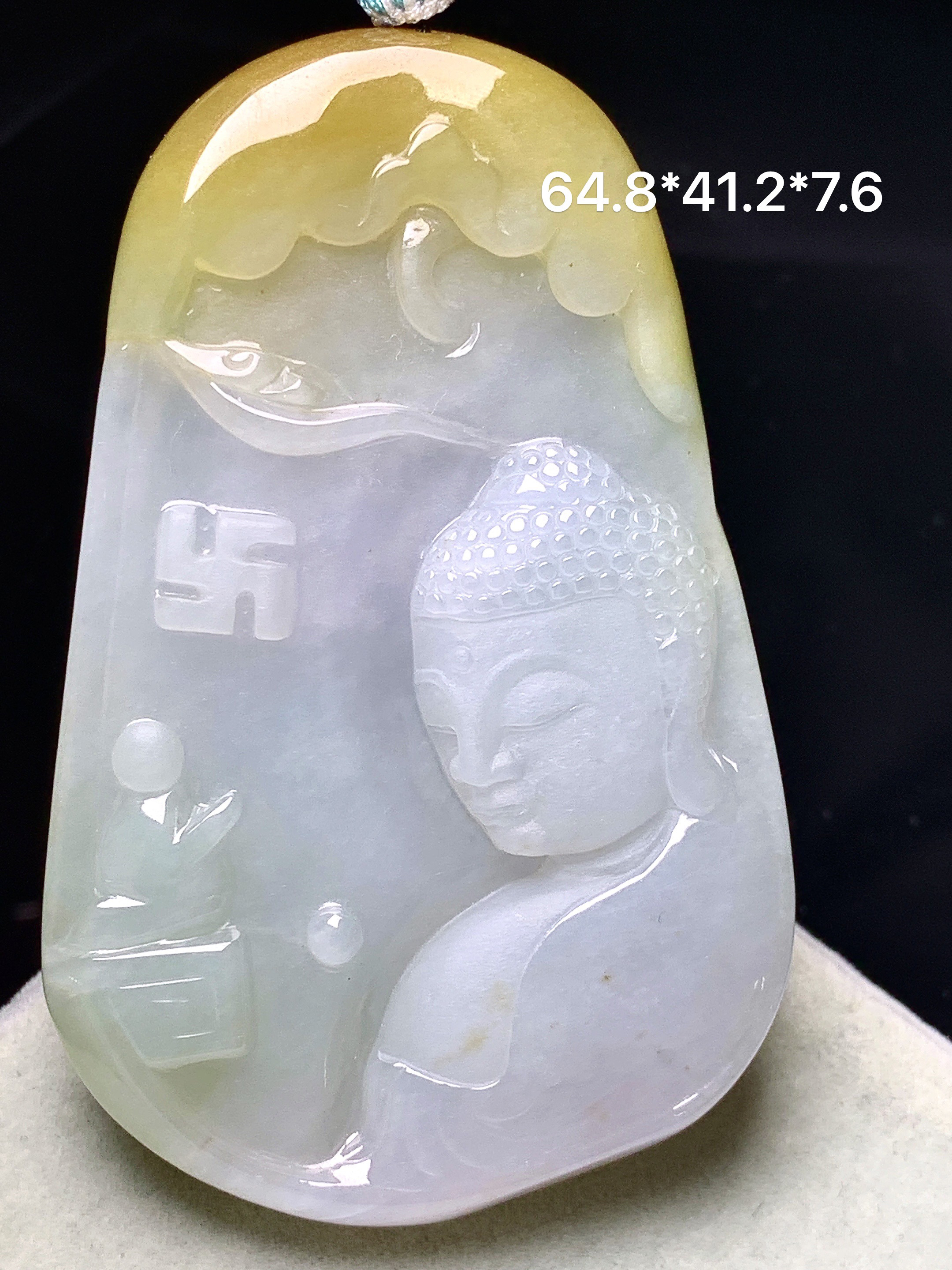 飘黄翡大日如来佛祖吊坠 玉质细腻 色泽艳丽清新 水润亮眼 整体尺寸64.8*41.2*7.6 a5