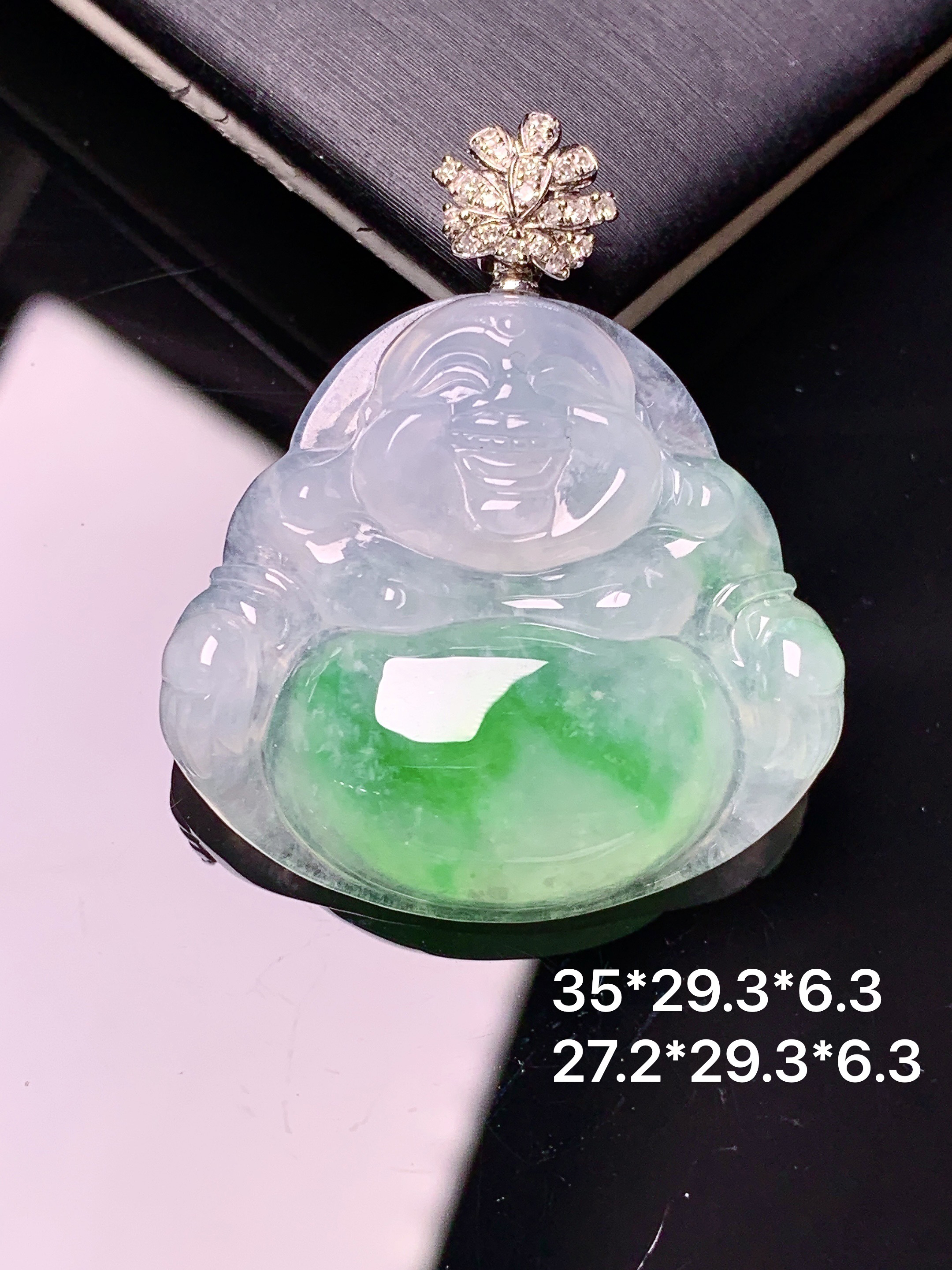 18k金钻镶嵌飘绿佛公吊坠 玉质细腻 色泽艳丽清新 水润亮眼 整体尺寸35*29.3*6.3 x1