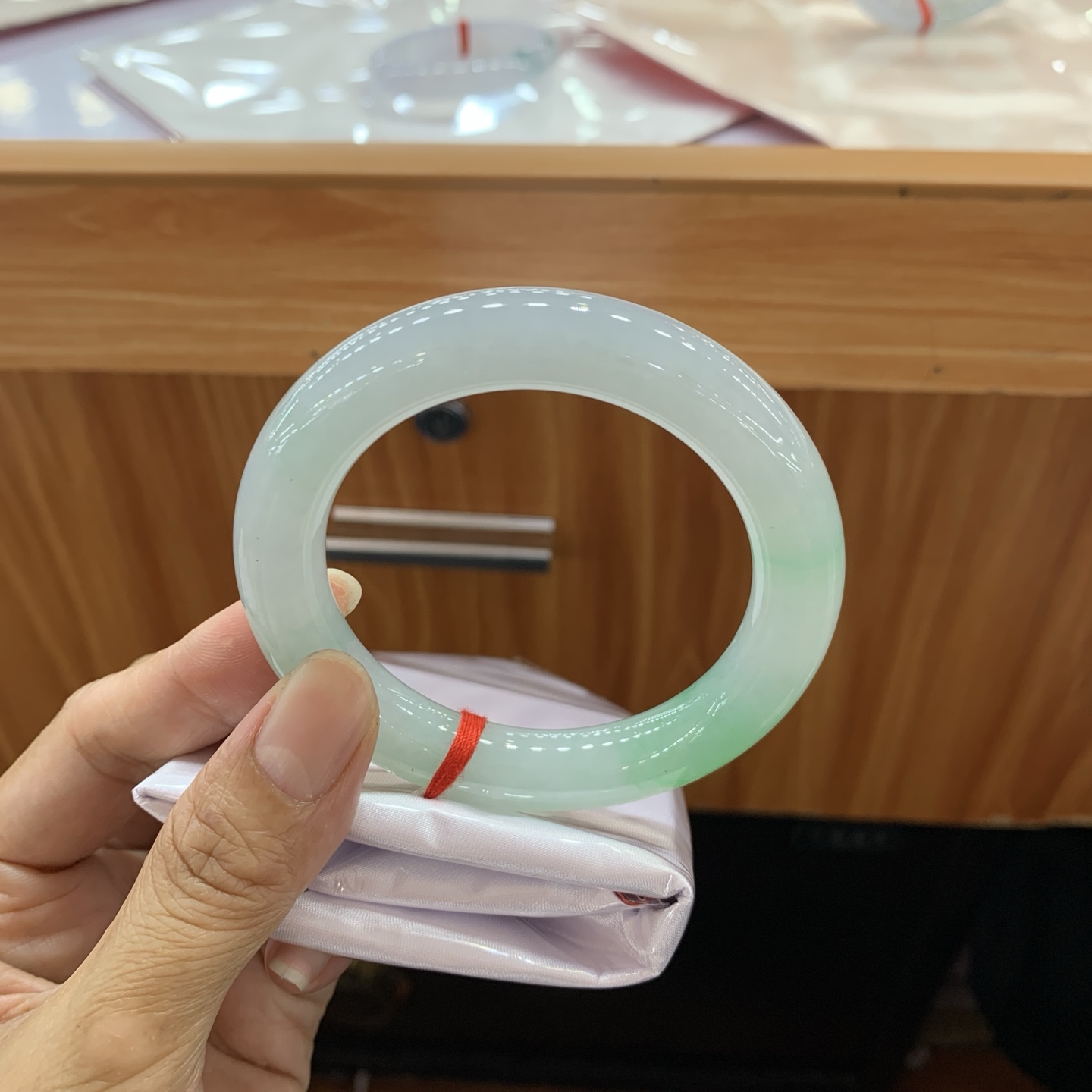 050740HT，飘绿圆条翡翠手镯，54.5-10.8