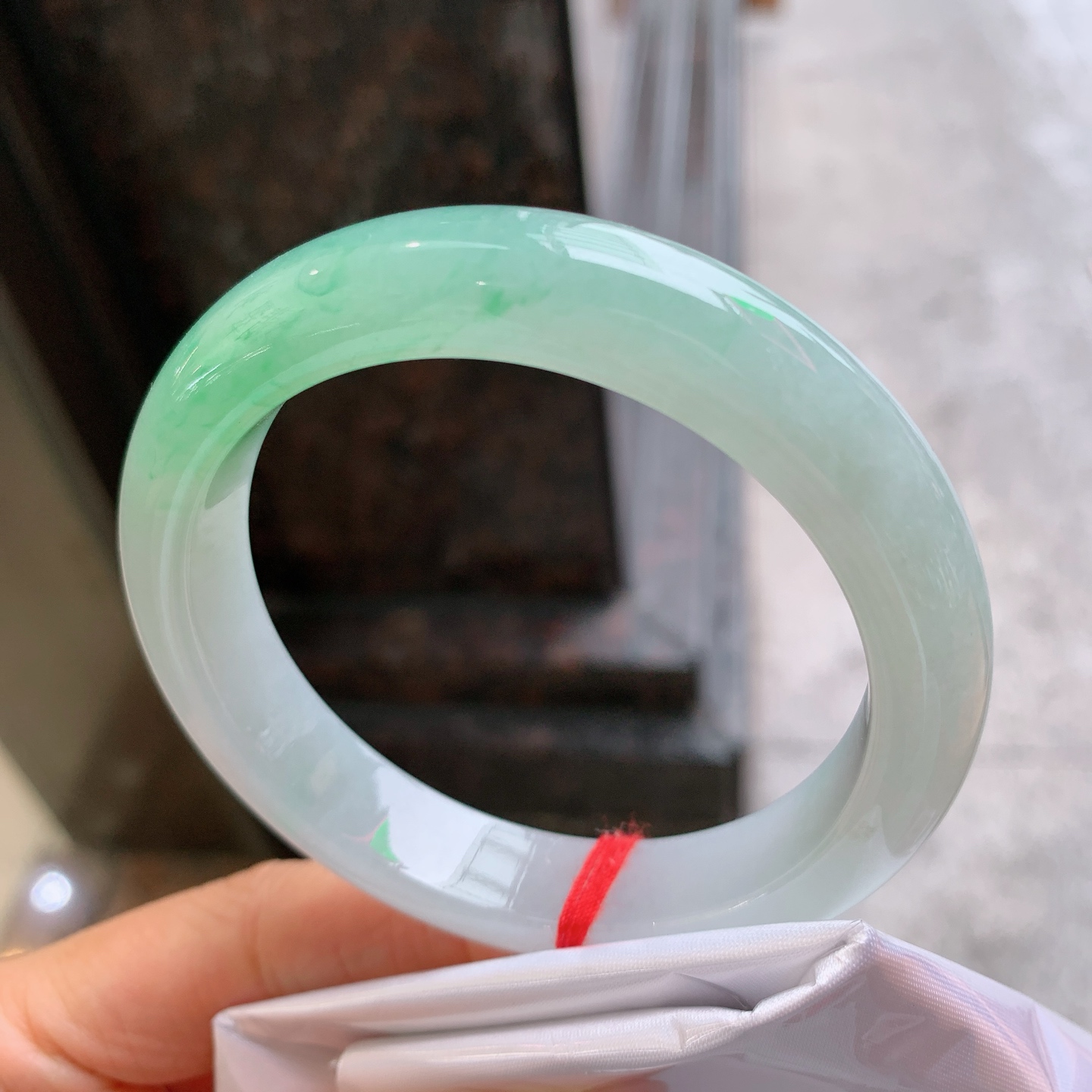 正圈飘绿，有纹，尺寸57.3/12.5/9，版型好