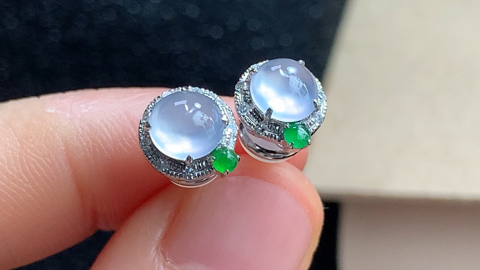 ️ 18K金伴钻冰蛋耳钉，尺寸5.5/3.3mm，包A附证书