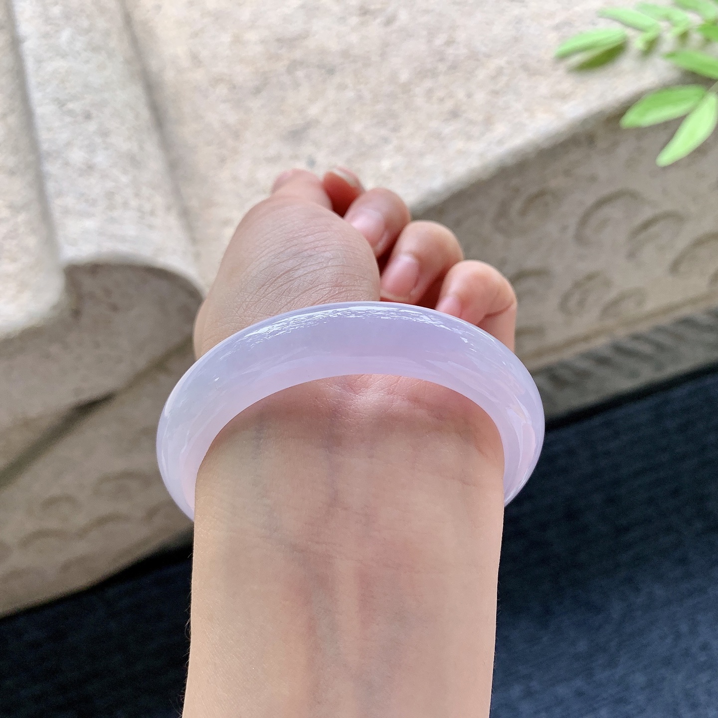 正圈53 54 【圈口】53.3/11.7/8.7 【编码】GF050964 【描述】糯冰，水润，种老，细腻，打灯有纹线