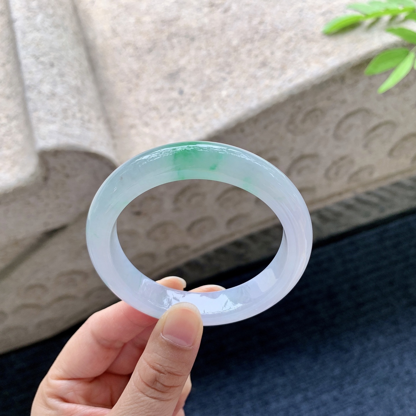 正圈53 54 【圈口】54.4/12.3/8.4 【编码】C5050948 糯冰春彩，飘绿，水润，种老，细腻，打灯有棉线