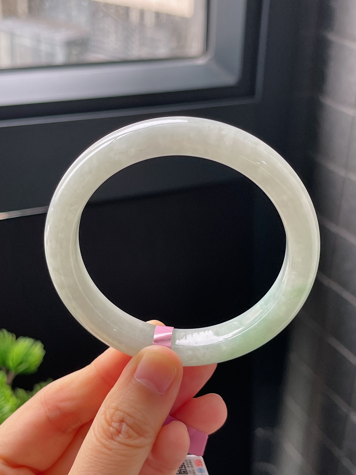 正圈57圈口，翡翠糯化种淡绿色手镯