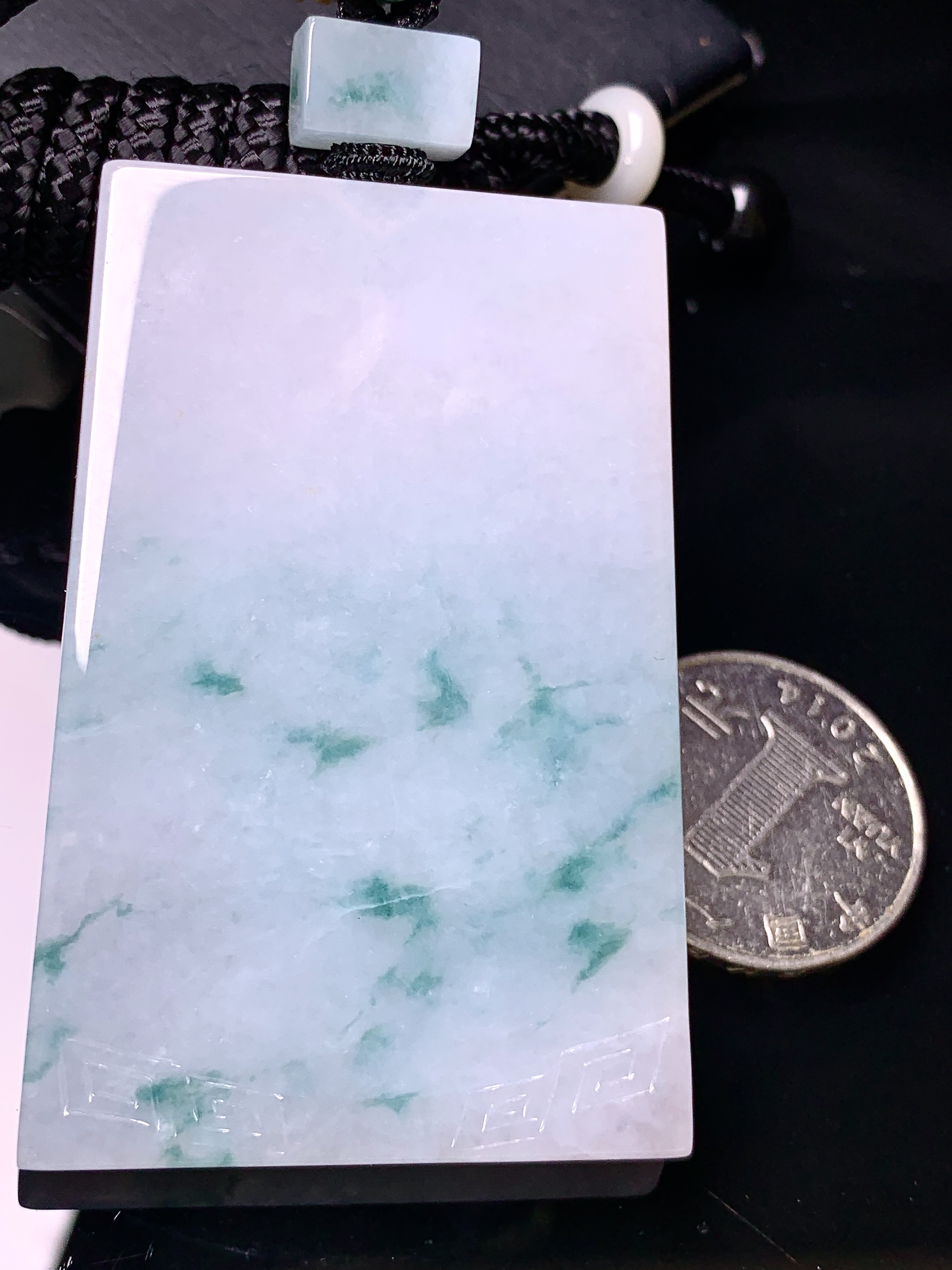 飘绿无事牌吊坠 玉质细腻 色泽艳丽清新 水润亮眼 整体尺寸62.8*41.5*6 w1