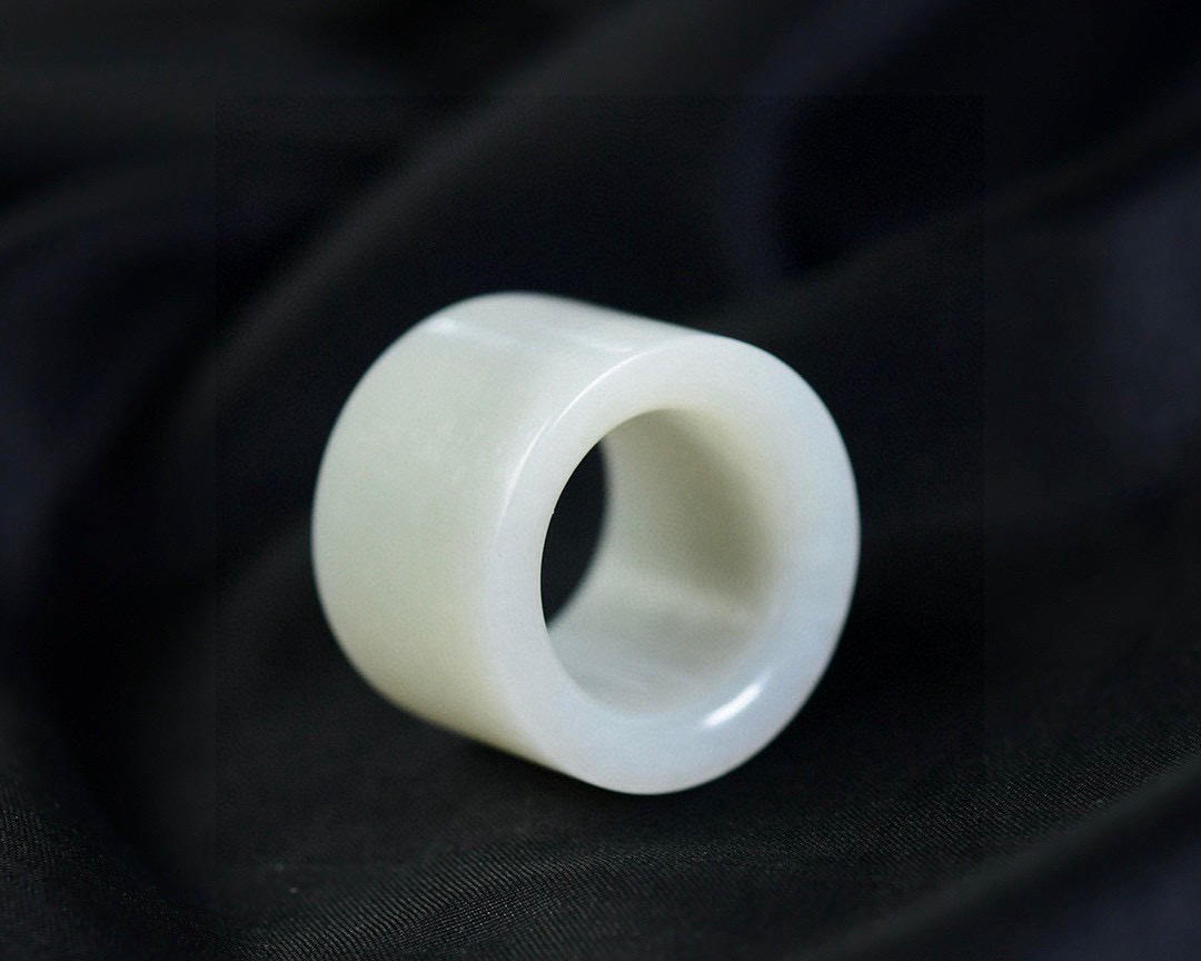 圈口：22.6mm 和田玉老坑玉扳指 器形规整大气 整体周正 素面精工细作 其重韵味 内敛稳重 古朴而韵味十足 玉质细腻温润 品相美 肉质紧密 油性十足 扳指佩戴于身既能护身祈福 又能彰显高贵典雅的品味 文人雅士收藏佳品 克重：39.1g 尺寸:  25.5/6.2