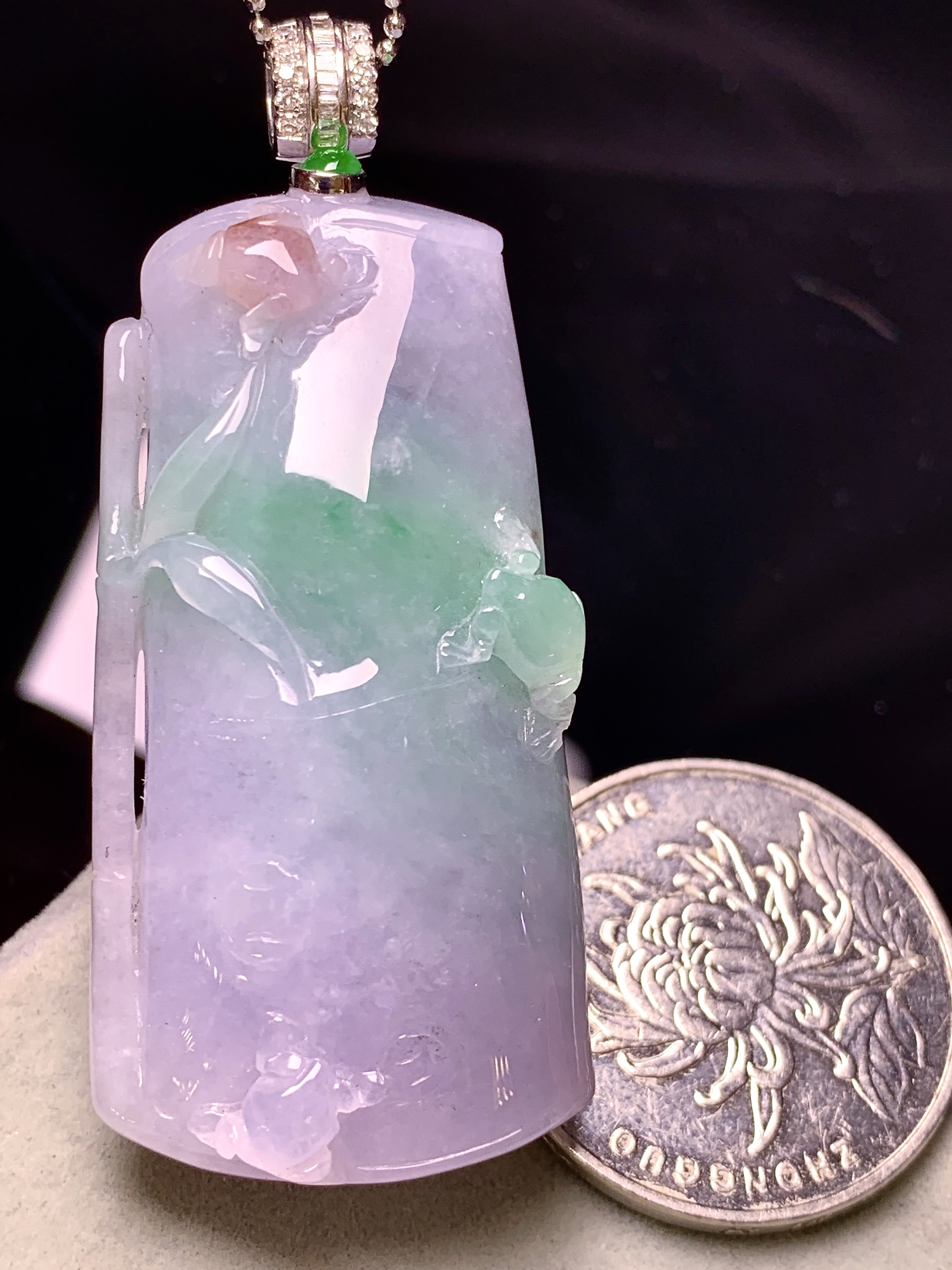 18k金钻镶嵌飘绿竹节吊坠 玉质细腻 色泽艳丽清新 水润亮眼 整体尺寸55.2*23.3*12 b1