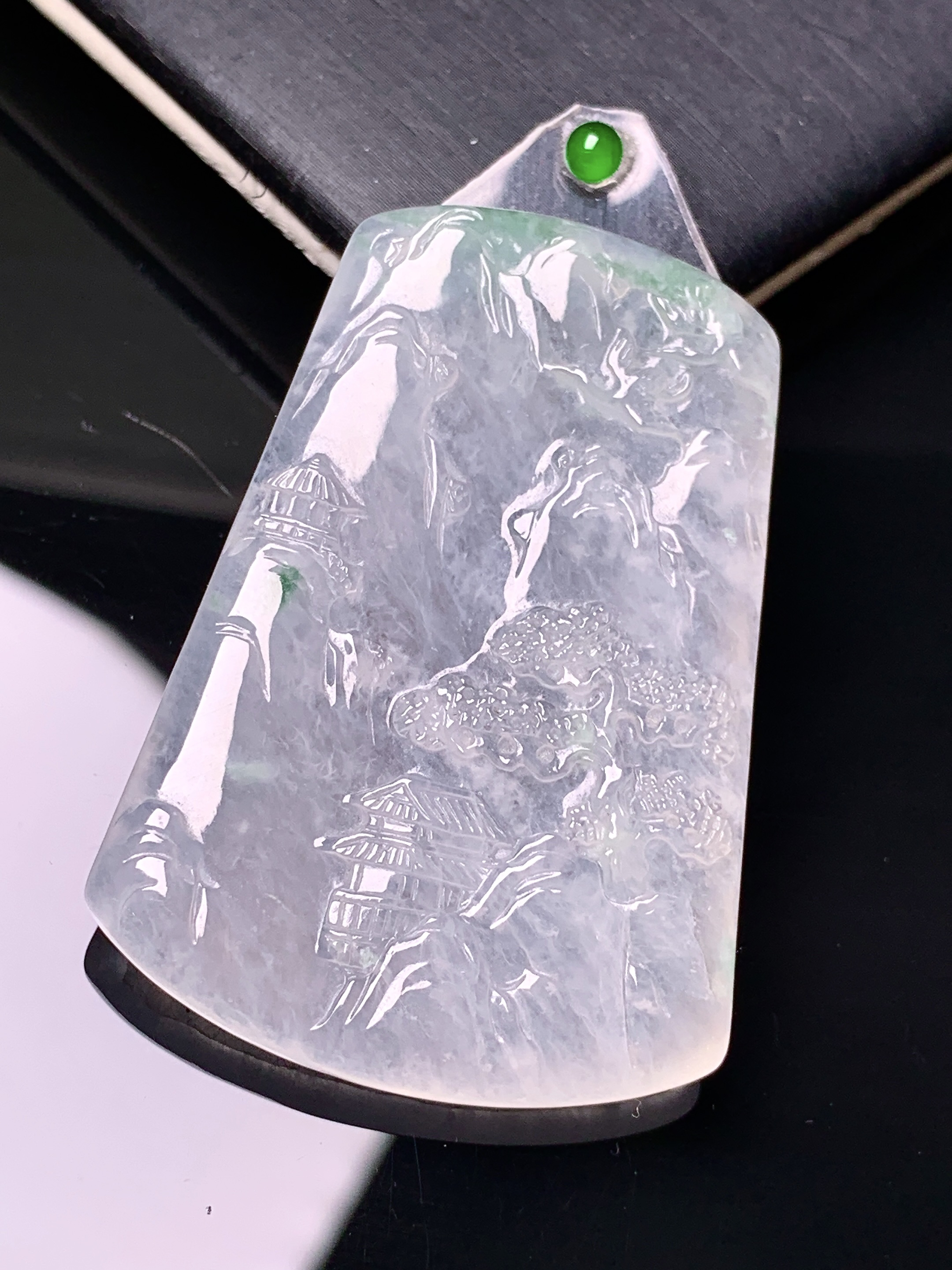 镶嵌款 冰种山水吊坠 玉质细腻 色泽艳丽清新 水润亮眼 整体尺寸43.6*30.2*3.5 2x