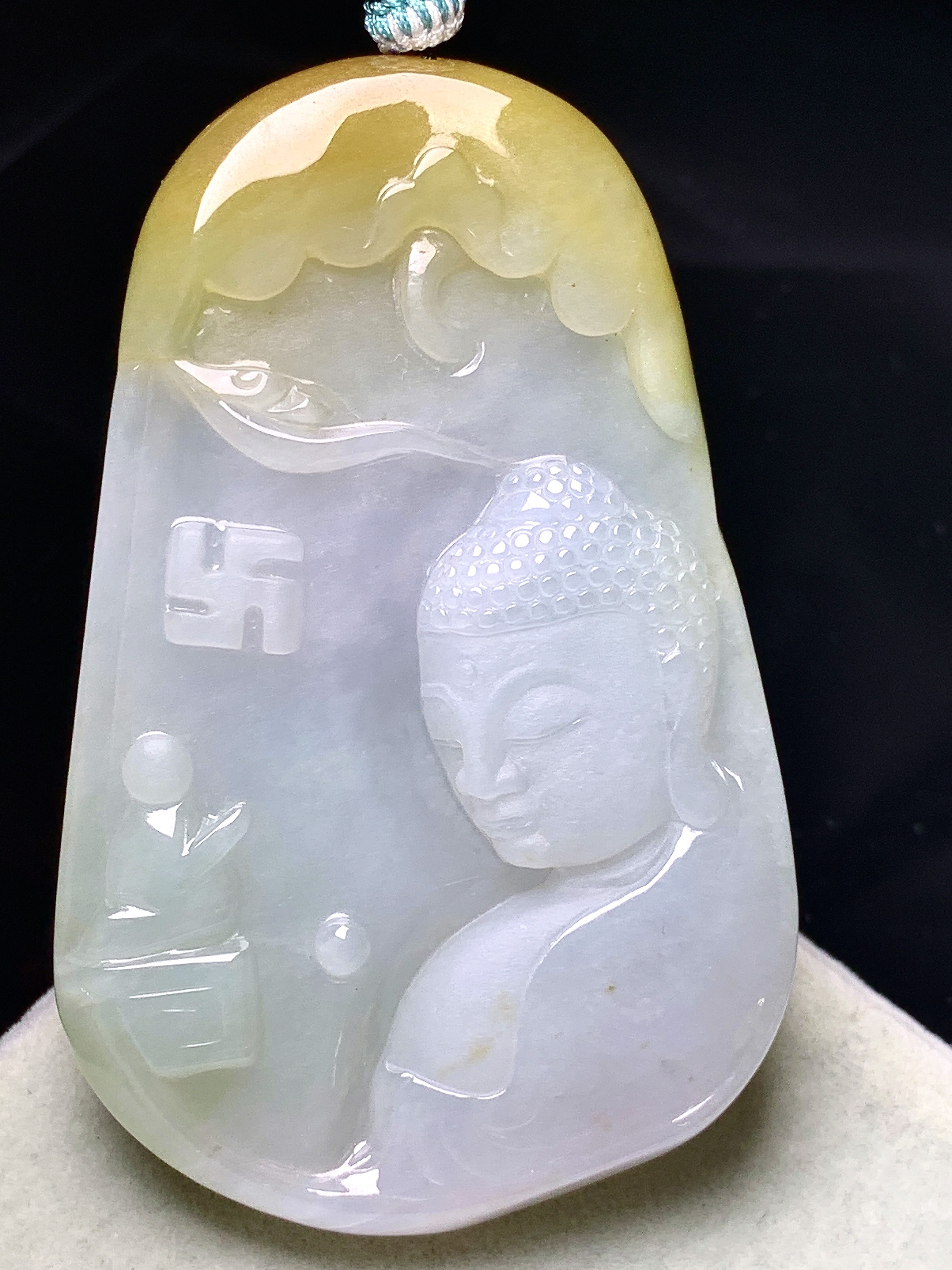 飘黄翡大日如来佛祖吊坠 玉质细腻 色泽艳丽清新 水润亮眼 整体尺寸64.8*41.2*7.6 a5
