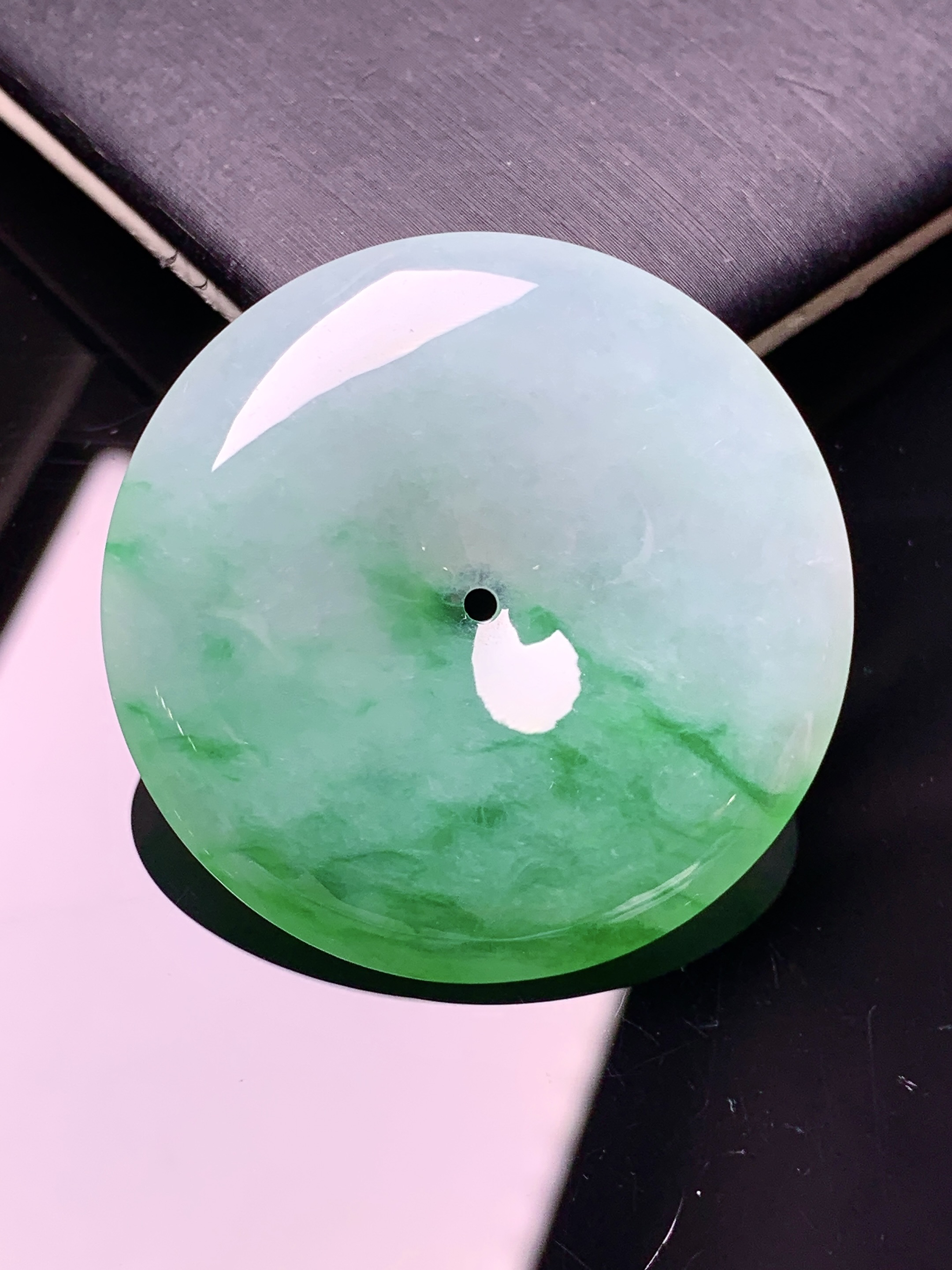 飘绿平安扣吊坠 玉质细腻 色泽艳丽清新 水润亮眼 整体尺寸35*6 x1