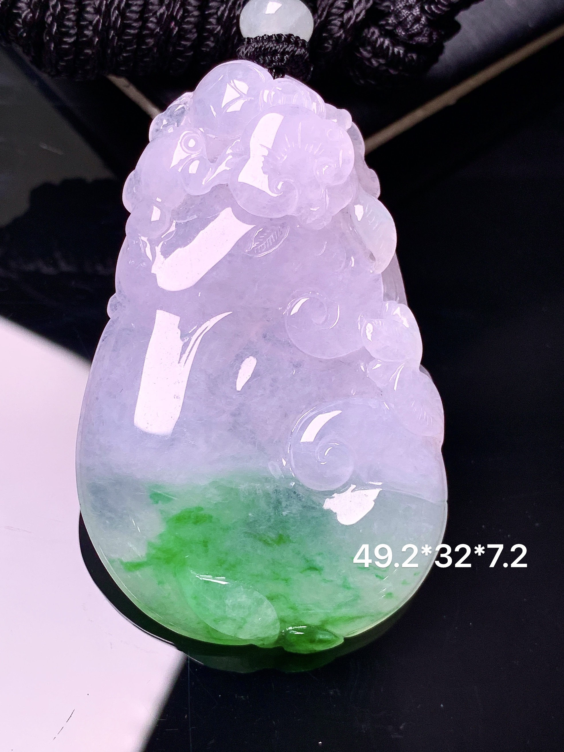 飘绿如意吊坠 玉质细腻 色泽艳丽清新 水润亮眼 整体尺寸49.2*32*7.2 w1