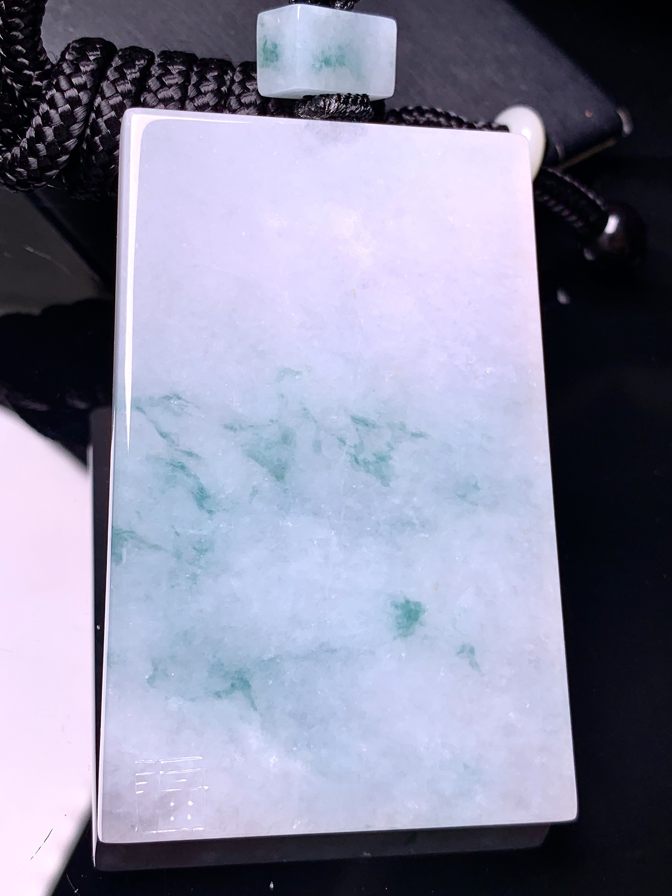 飘绿无事牌吊坠 玉质细腻 色泽艳丽清新 水润亮眼 整体尺寸62.8*41.5*6 w1
