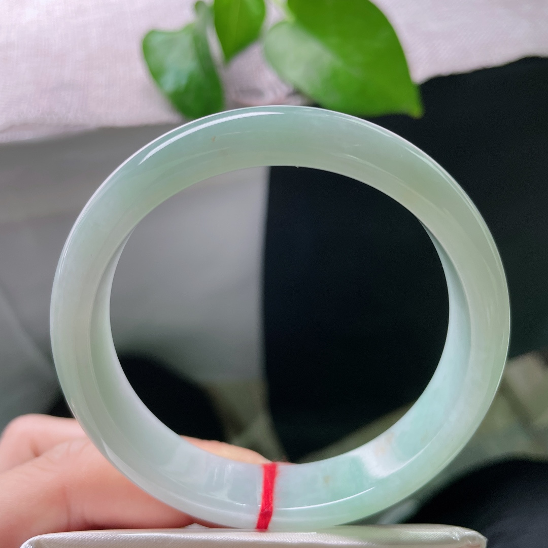 56.8/12.6/7.5，浅绿底正圈，小清新，灵动活泼，显白又减龄，洒金，无裂，ss52245a
