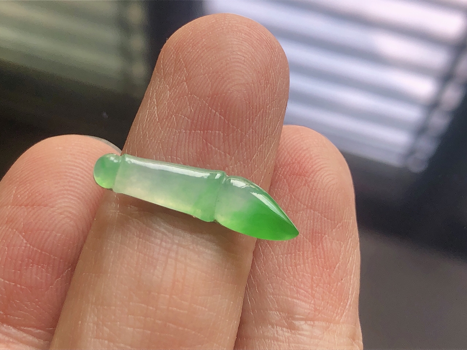 ️ 冰种阳绿毛笔， 色泽艳阳，通透水润，玉质细腻，夺目迷人，镶嵌效果，品相，无裂，尺寸21.5*5.3*2.2