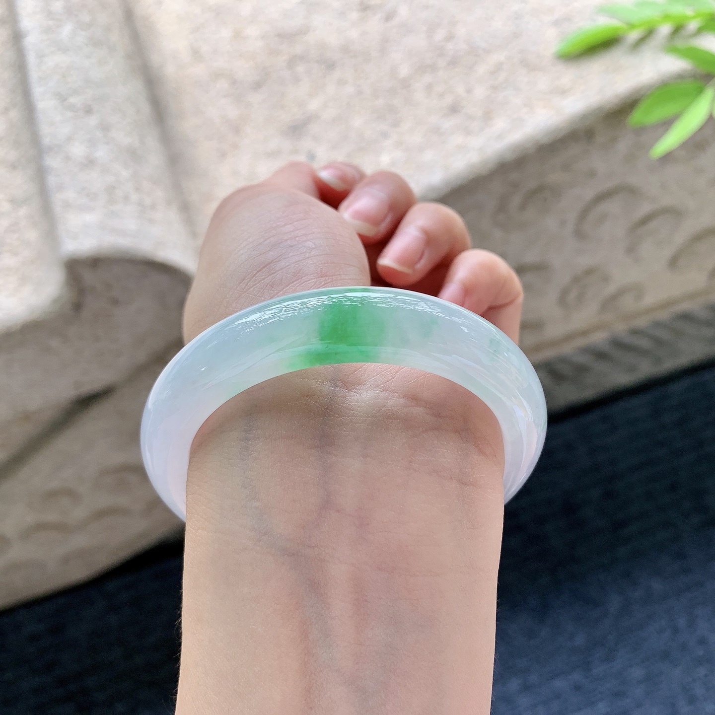 正圈53 54 【圈口】54.4/12.3/8.4 【编码】C5050948 糯冰春彩，飘绿，水润，种老，细腻，打灯有棉线