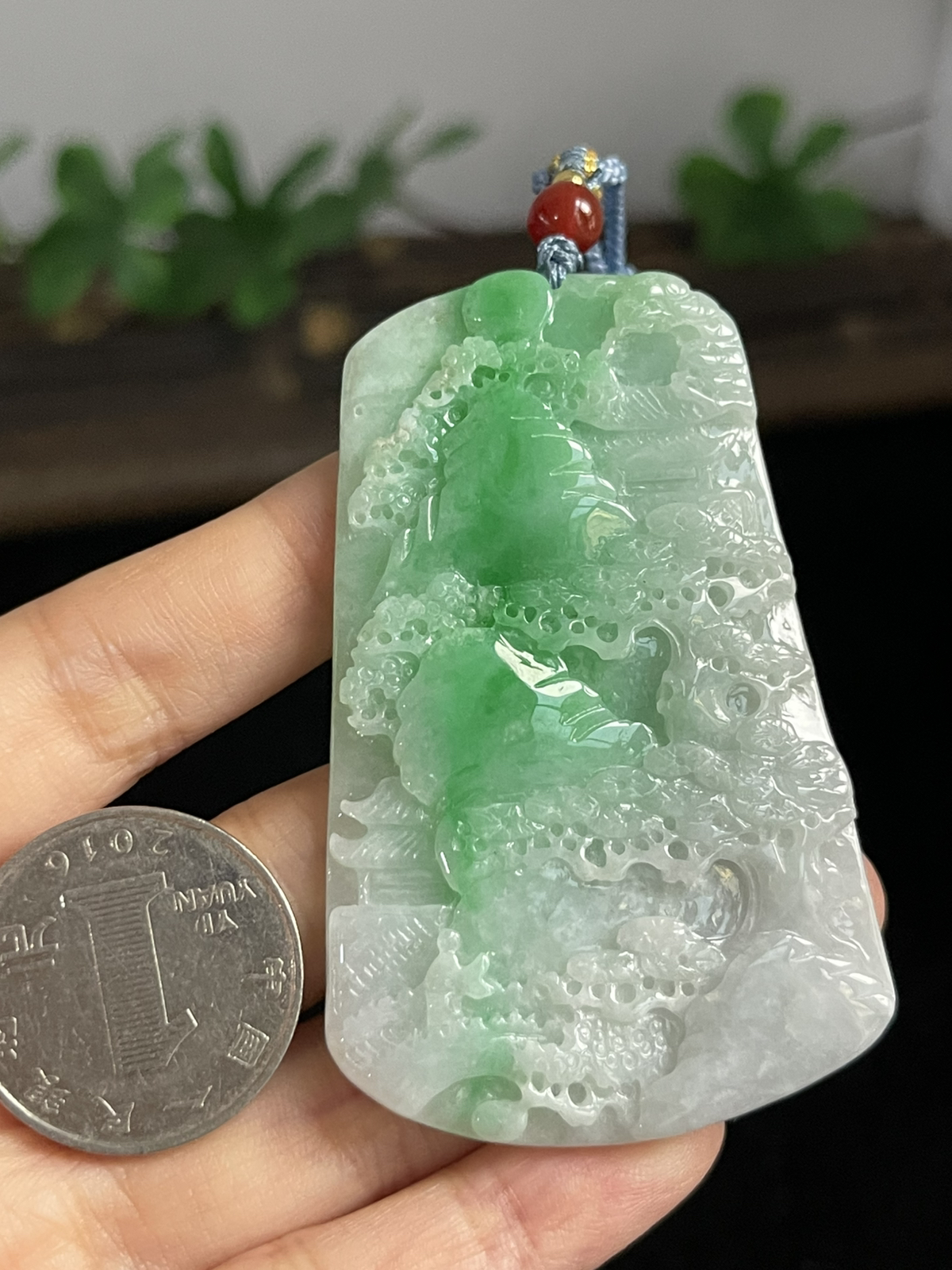 翡翠糯化种飘绿山水牌，配珠未测