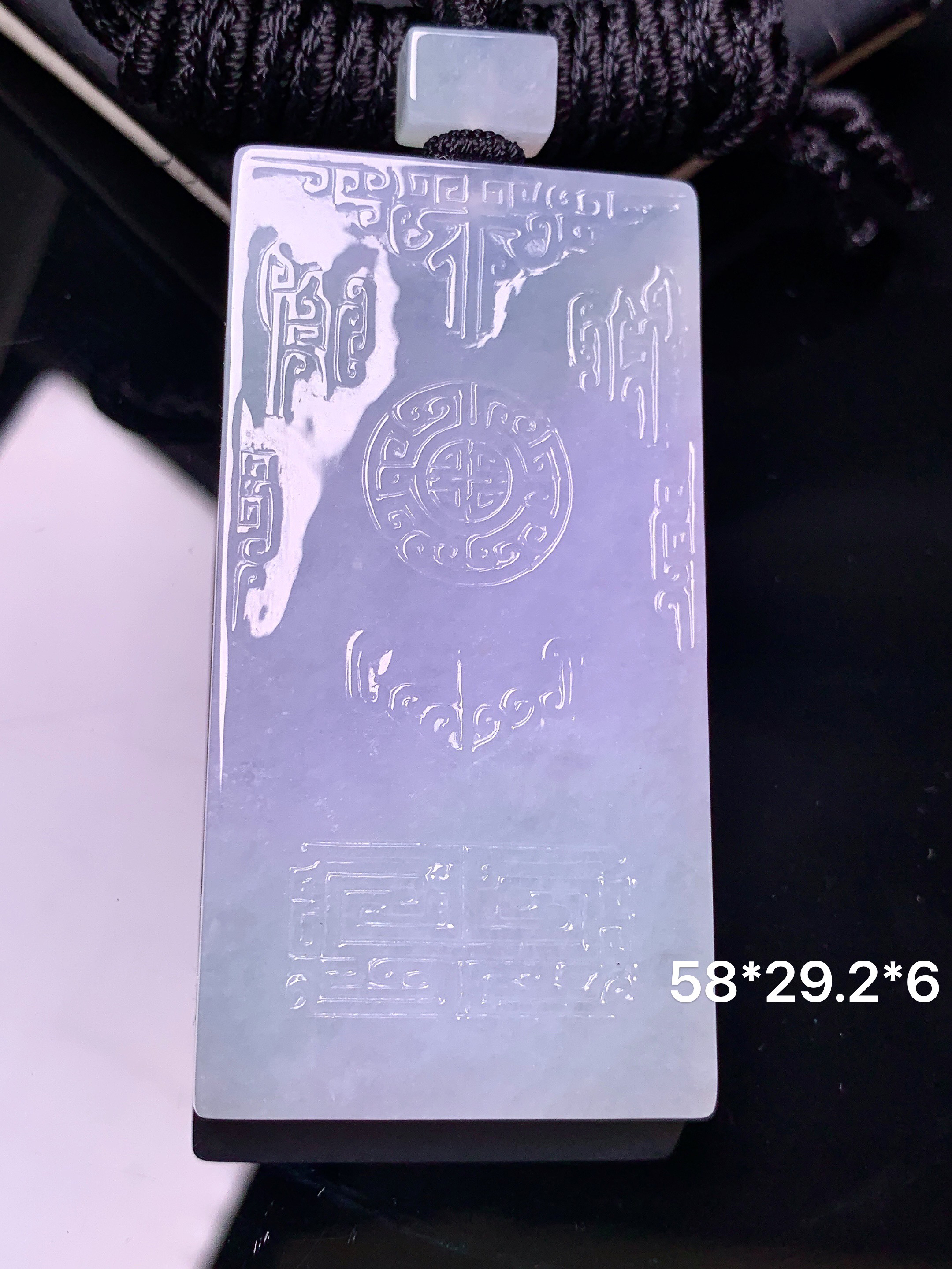 淡紫罗兰飘绿无事牌吊坠 玉质细腻 色泽艳丽清新 水润亮眼 整体尺寸58*29.2*6 L1