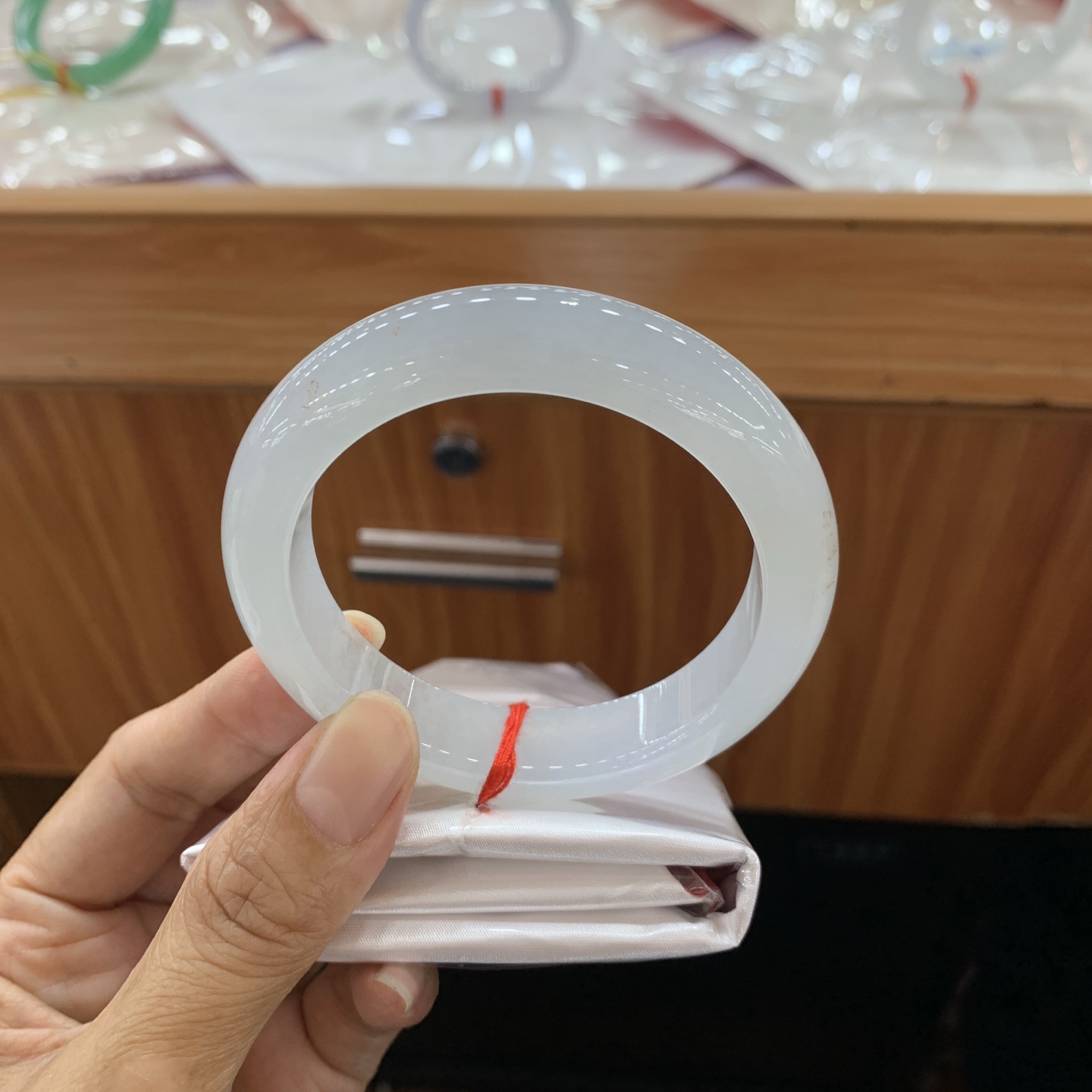 050713MMJ，冰底色正圈翡翠手镯，56-12.7-9.2