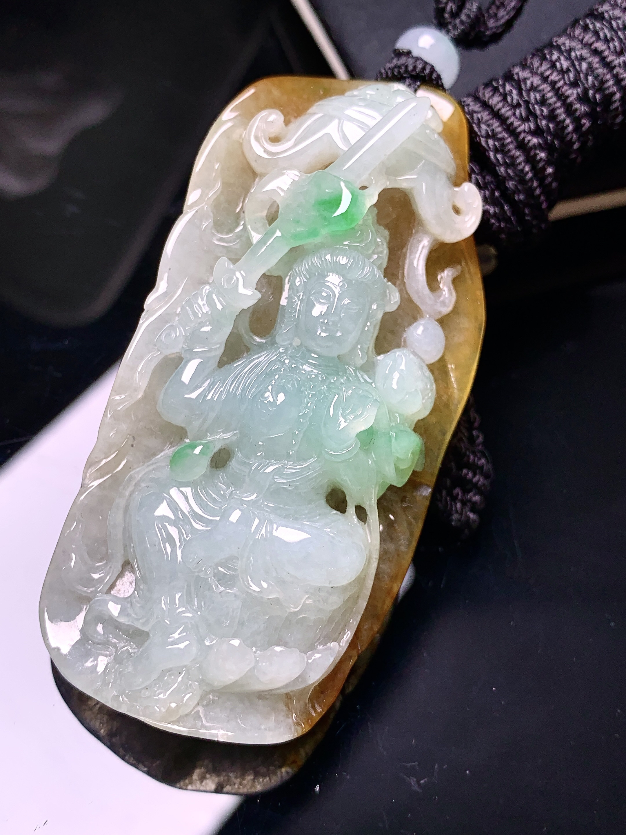 飘绿黄翡观音菩萨吊坠 玉质细腻 色泽艳丽清新 水润亮眼 整体尺寸63.2*30*13.8 w1