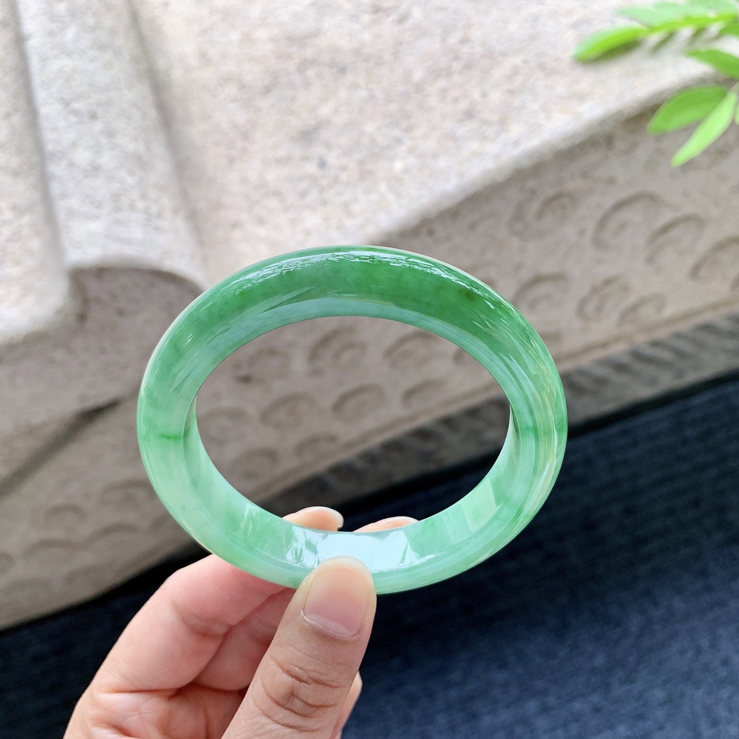 正圈56 57 圈口57.6/12.3/9 编码A1050933 描述细糯辣绿，水润，种老，细腻，无裂