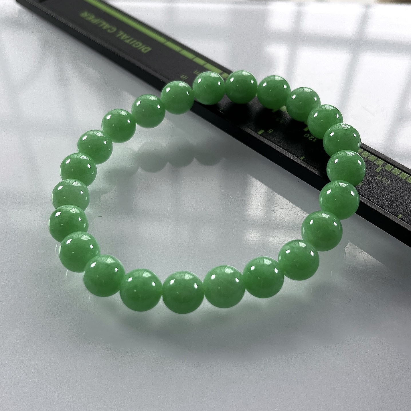 缅甸天然翡翠A货，卡8冰润满绿果阳绿圆珠手串手链，尺寸：8mm/23颗，长度185mm，重量：21.08g