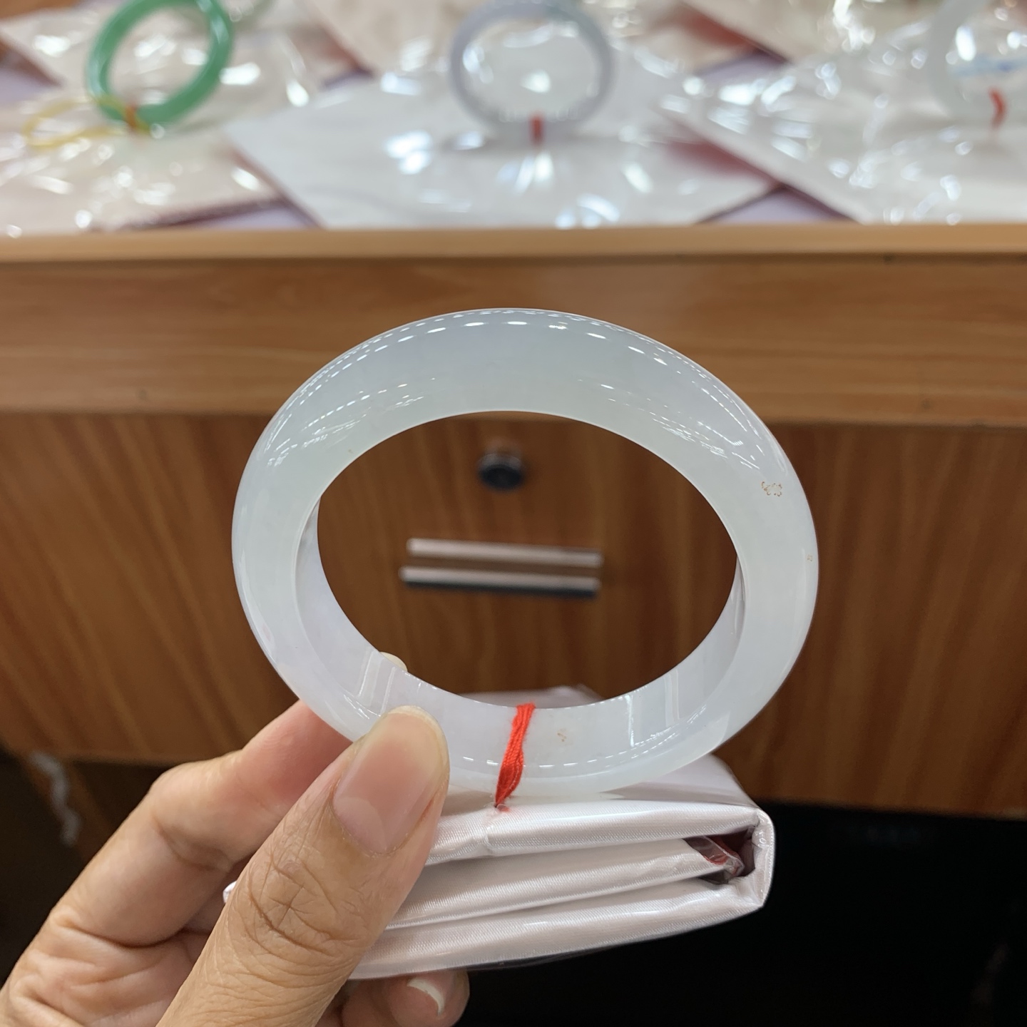 050713MMJ，冰底色正圈翡翠手镯，56-12.7-9.2
