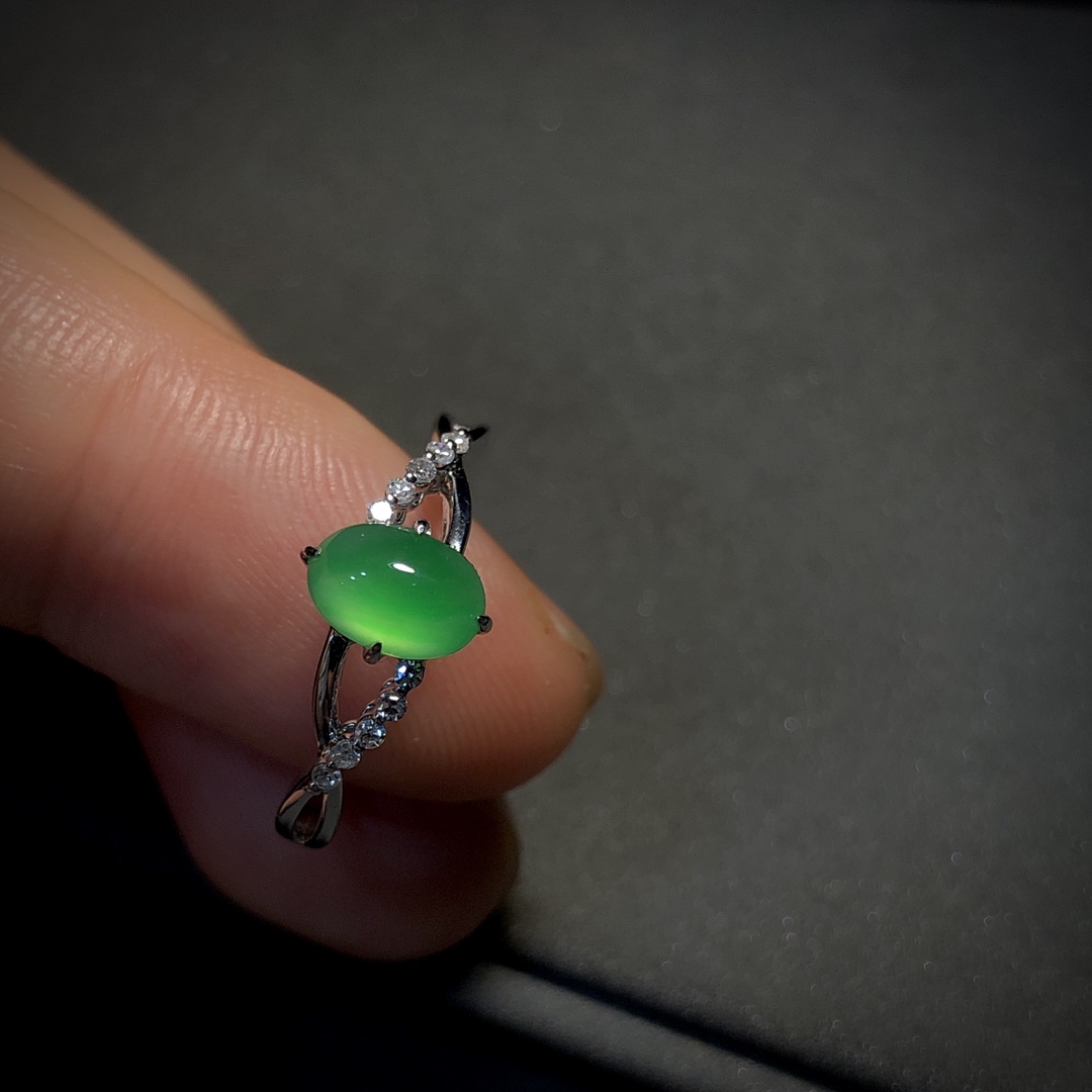 ️ 绿戒指，裸石7.5-5.5-3mm。13#，18K金，南非钻