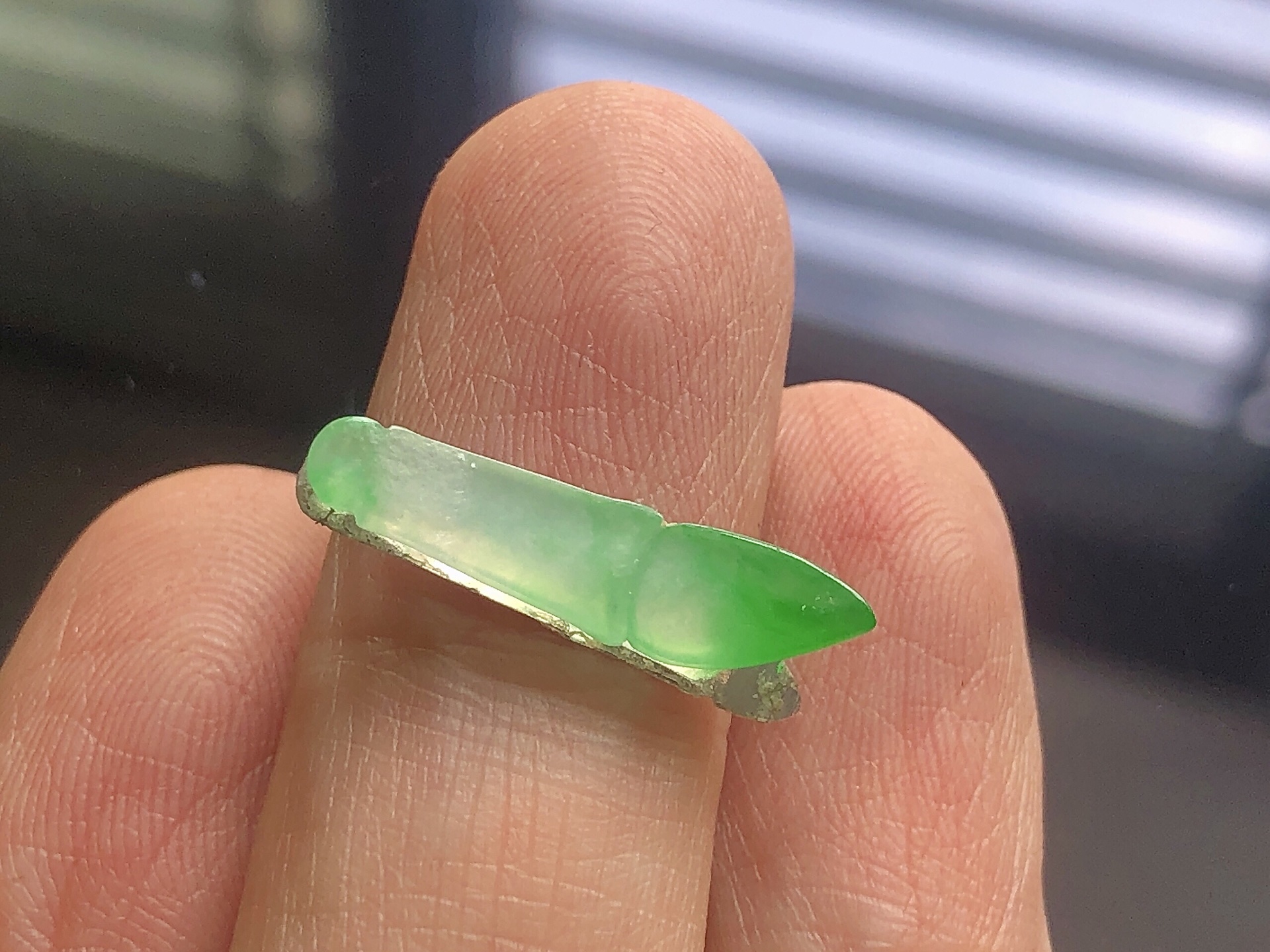 ️ 冰种阳绿毛笔， 色泽艳阳，通透水润，玉质细腻，夺目迷人，镶嵌效果，品相，无裂，尺寸21.5*5.3*2.2