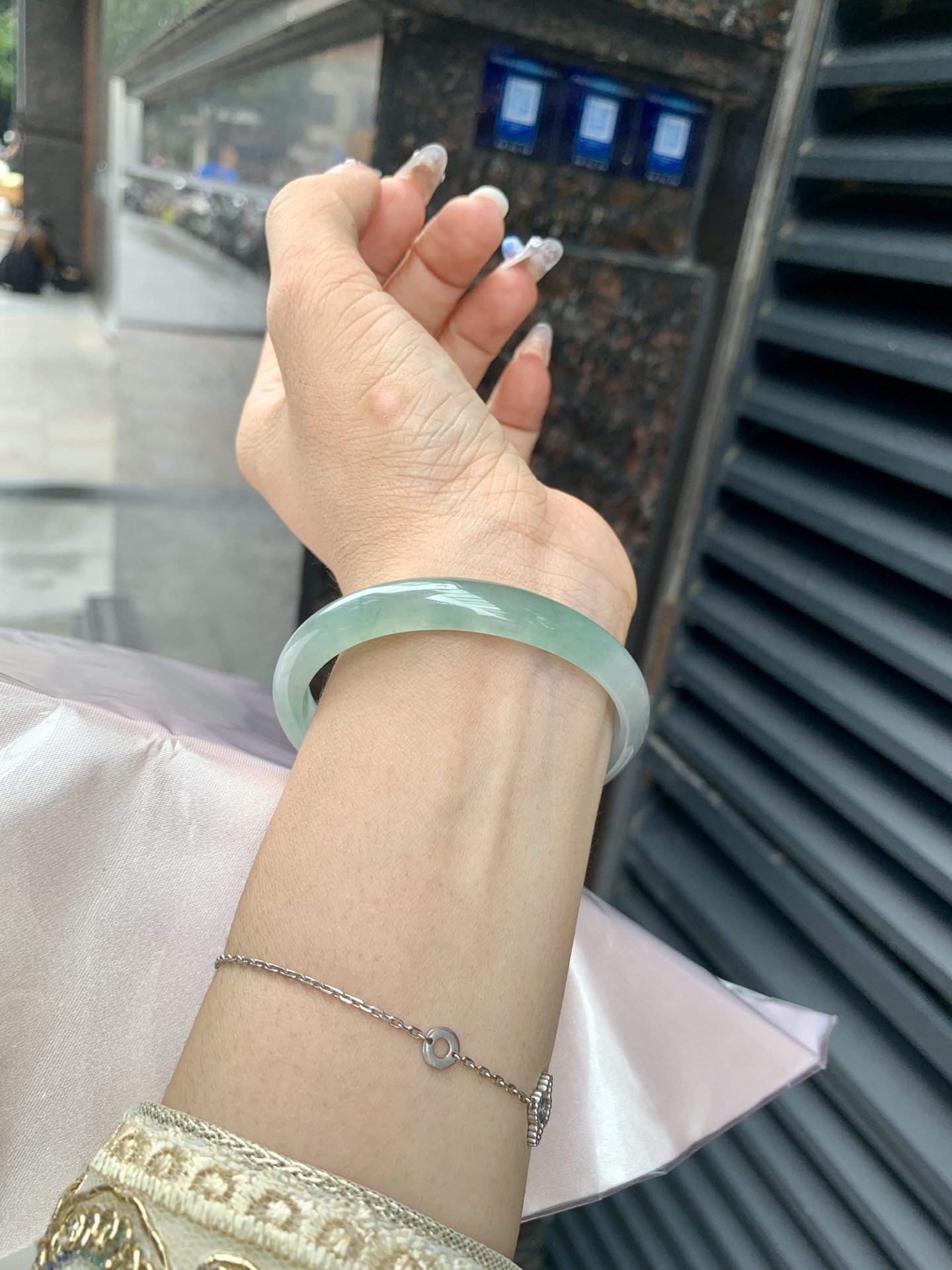 冰飘花贵妃，54.8-48.3-5.2-9，0508-2A109-2，底妆冰润细腻，绿花灵动飘逸，勾勒出一幅唯美诗意的山水意境画，古典优雅又秀气，无裂
