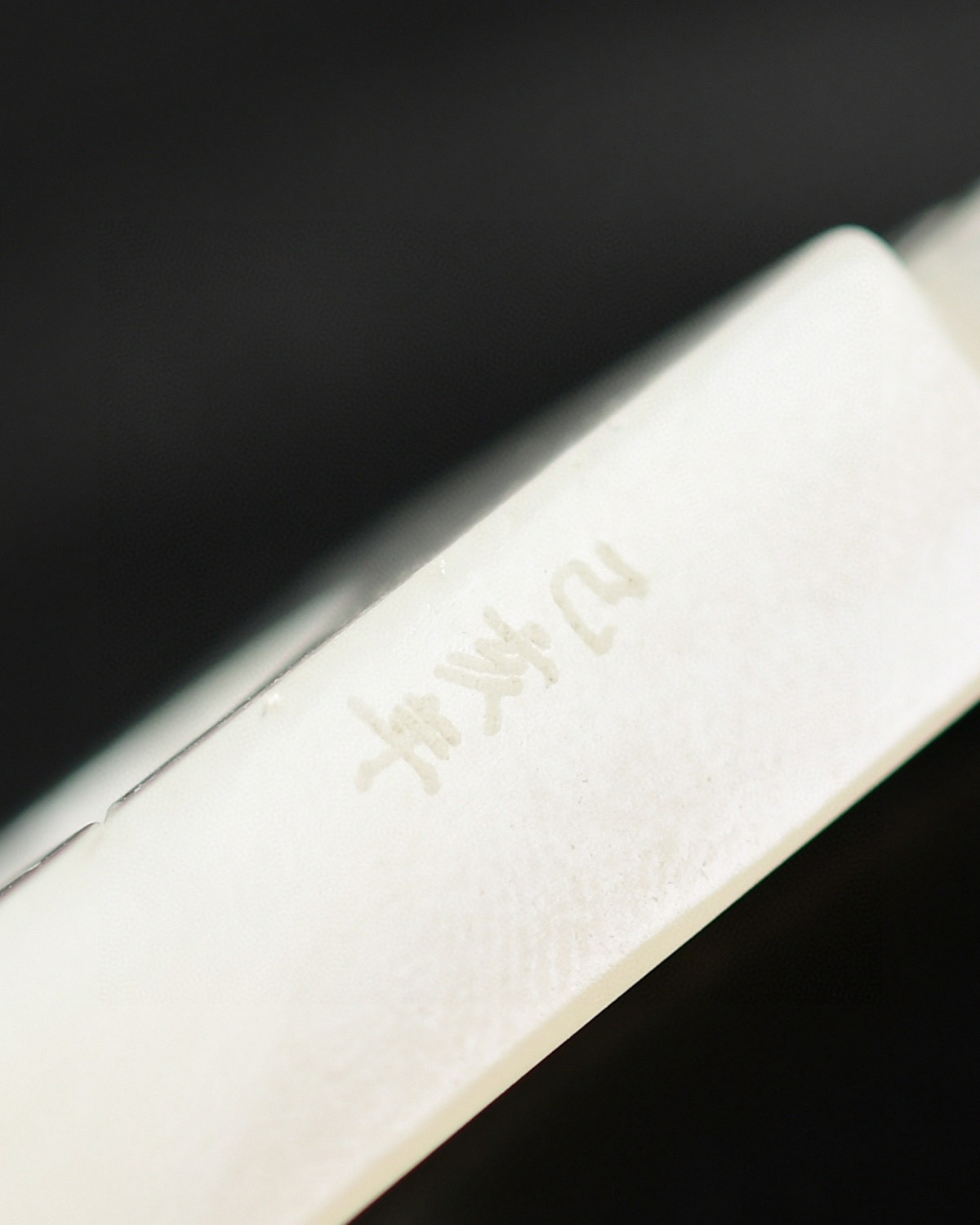 新疆和田玉羊脂玉山流水生肖马牌 马到成功 家庭合睦 玉质油光脂滑 造型工整 精雕细琢 无杂无裂 密度过灯 佩戴典雅有内涵 赠送友人或自留都是最佳选择  一块料精雕 重量：66.8g 尺寸：54.2/34.4/10.4