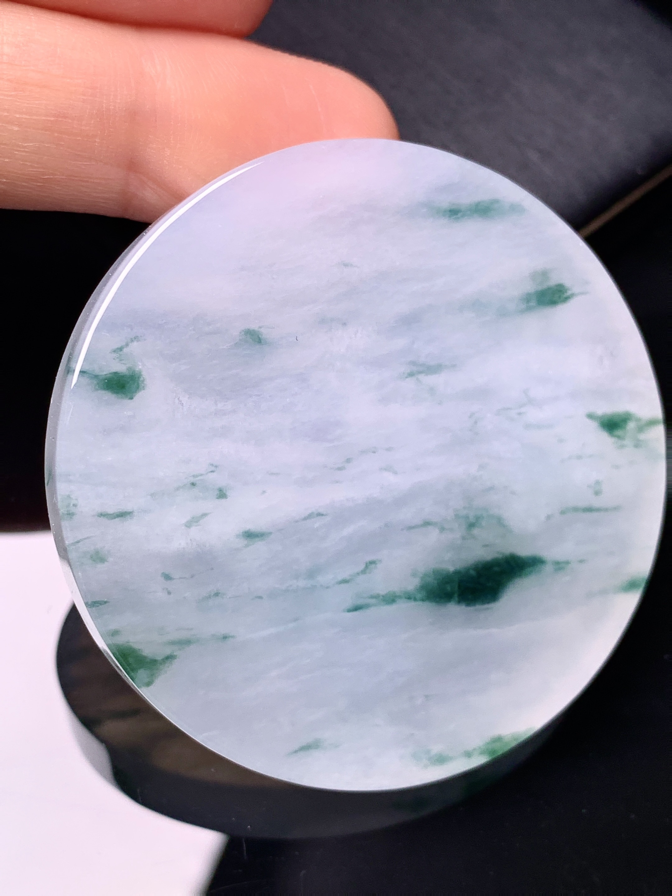 飘绿圆牌吊坠 玉质细腻 色泽艳丽清新 水润亮眼 整体尺寸50*7 L1
