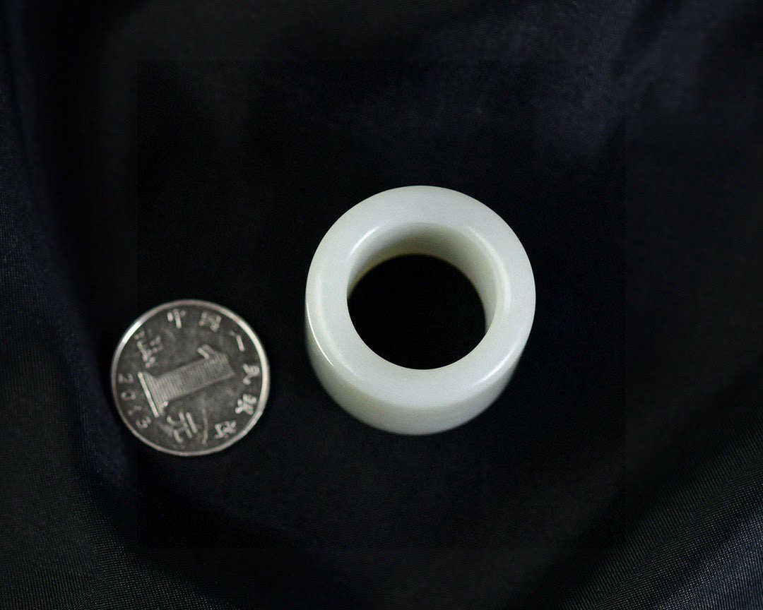 圈口：22.6mm 和田玉老坑玉扳指 器形规整大气 整体周正 素面精工细作 其重韵味 内敛稳重 古朴而韵味十足 玉质细腻温润 品相美 肉质紧密 油性十足 扳指佩戴于身既能护身祈福 又能彰显高贵典雅的品味 文人雅士收藏佳品 克重：39.1g 尺寸:  25.5/6.2