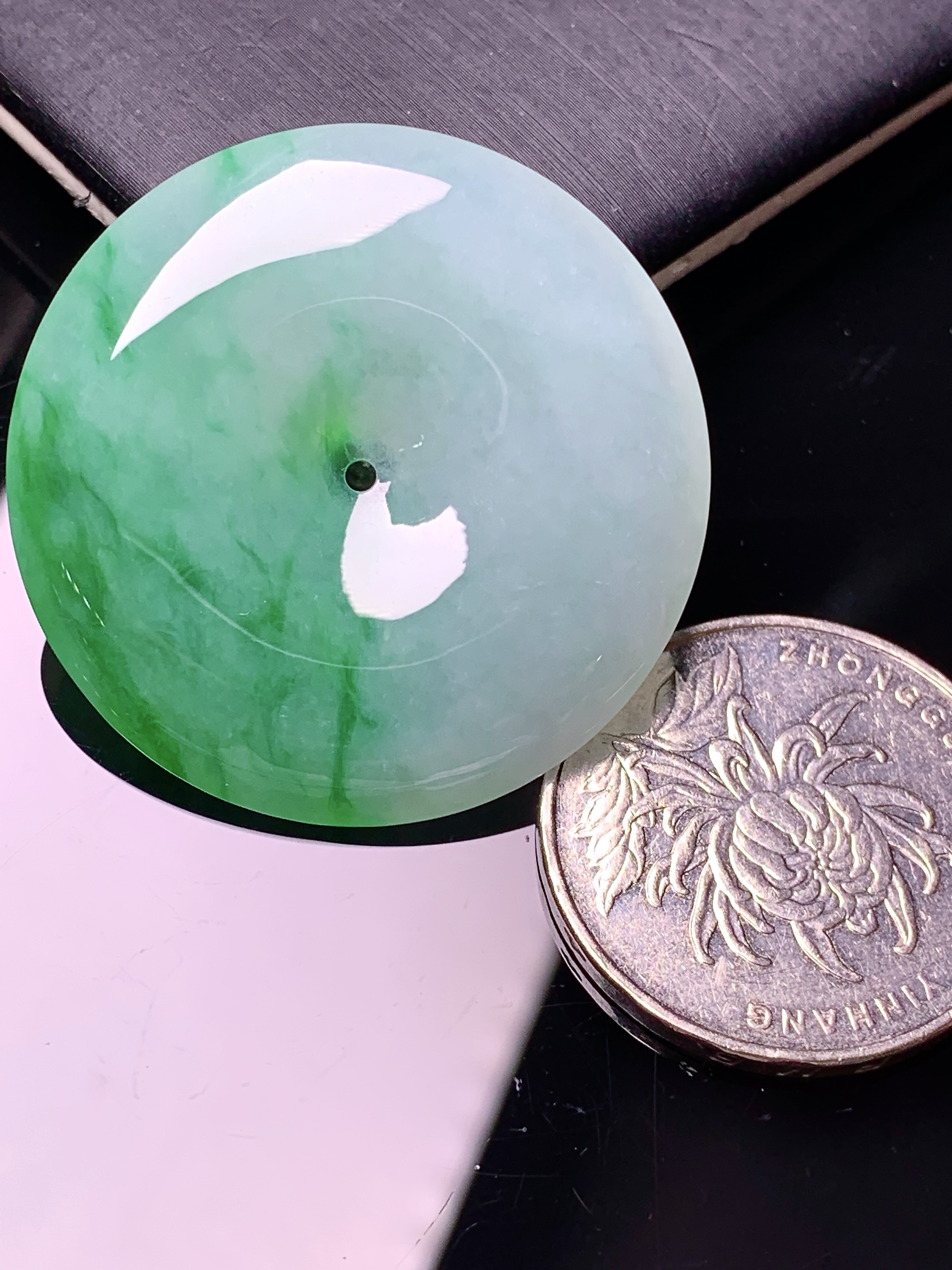 飘绿平安扣吊坠 玉质细腻 色泽艳丽清新 水润亮眼 整体尺寸35*6 x1