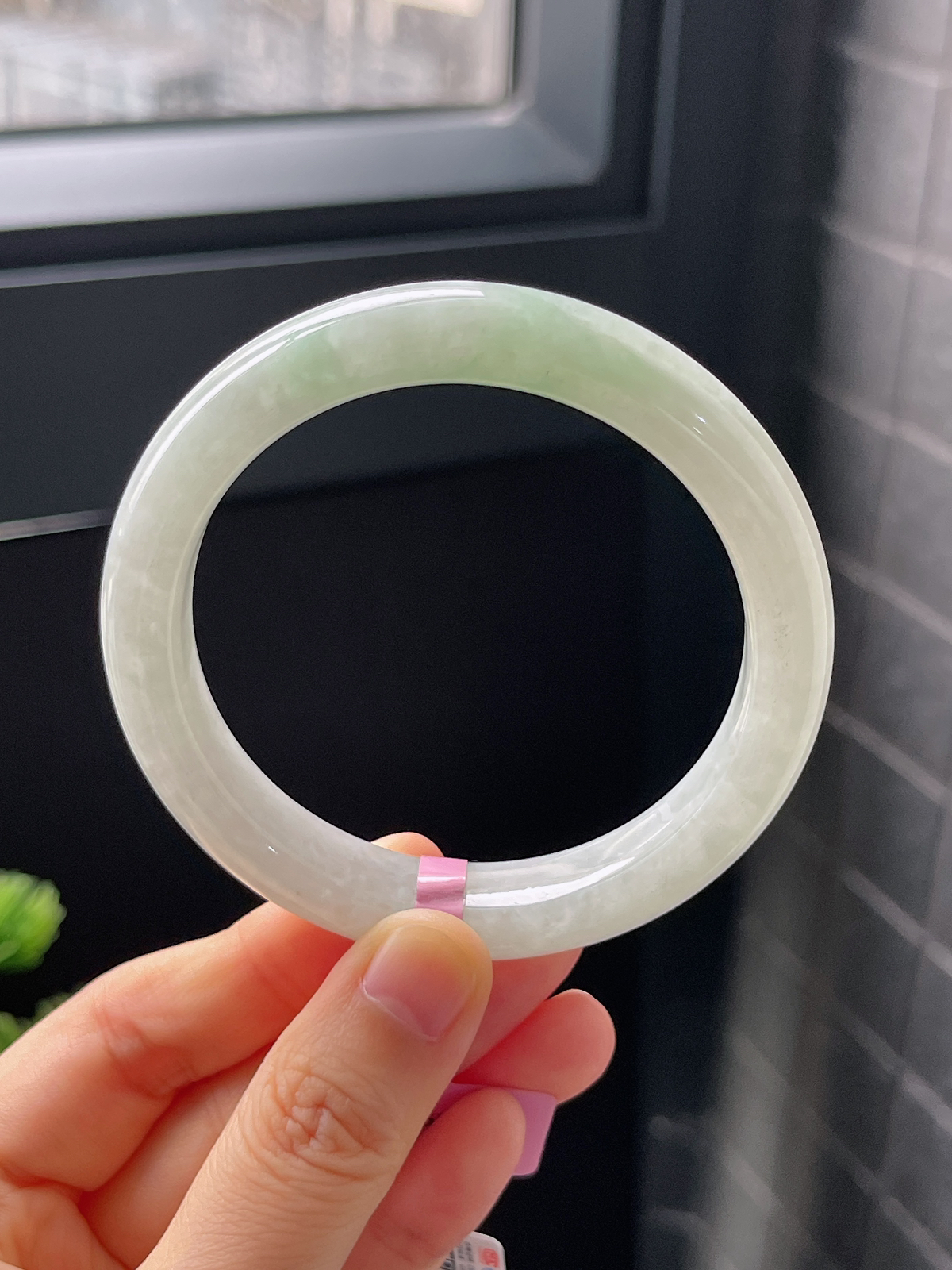 正圈57圈口，翡翠糯化种淡绿色手镯